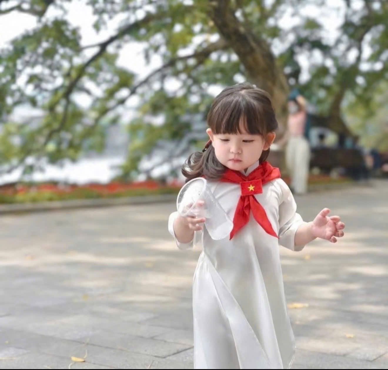 Sét áo dài trắng khăn quàng đỏ bé gái