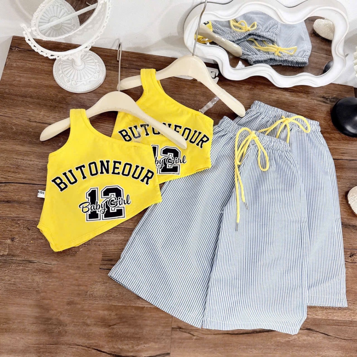 Sét áo vàng dây vai quần sọc xuông