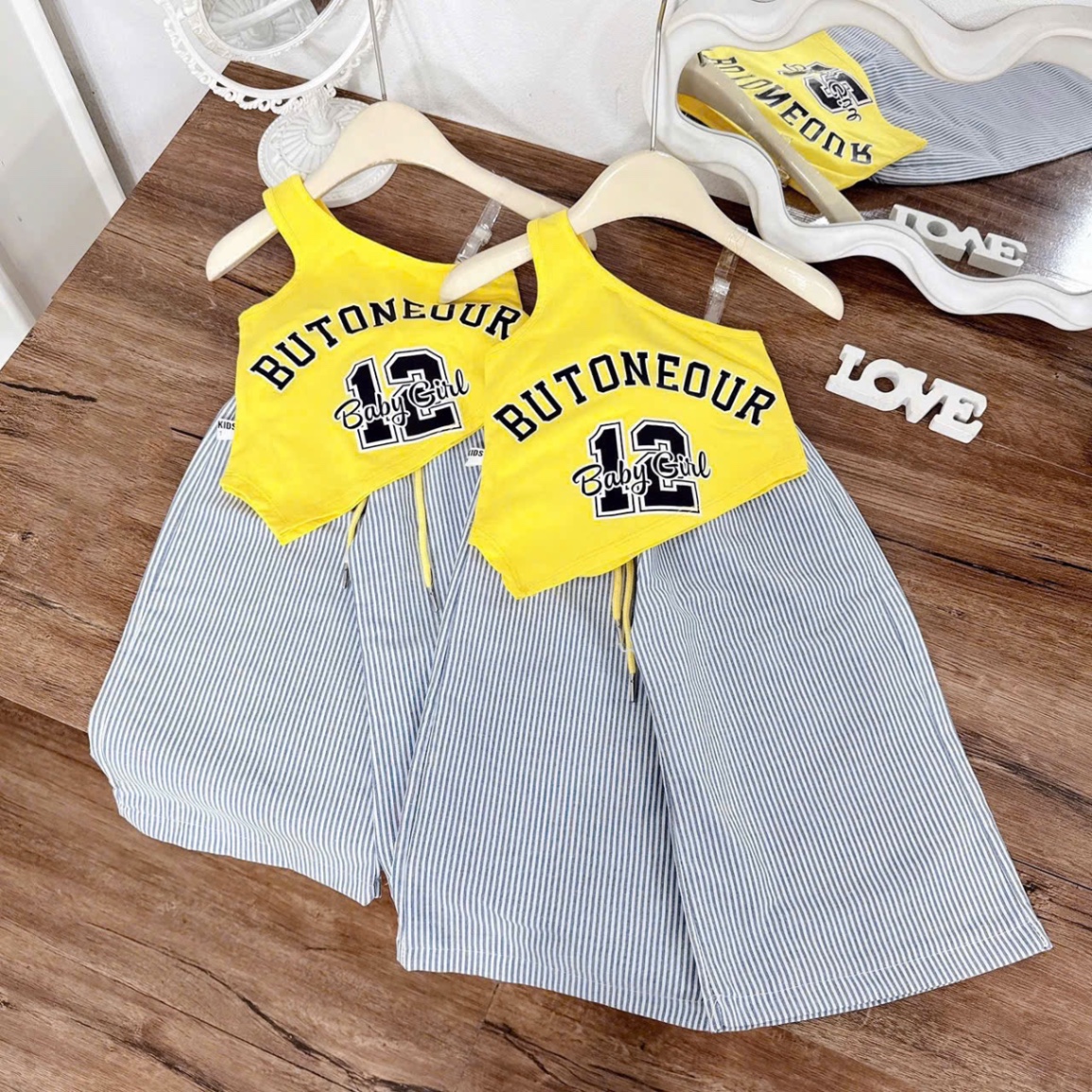 Sét áo vàng dây vai quần sọc xuông