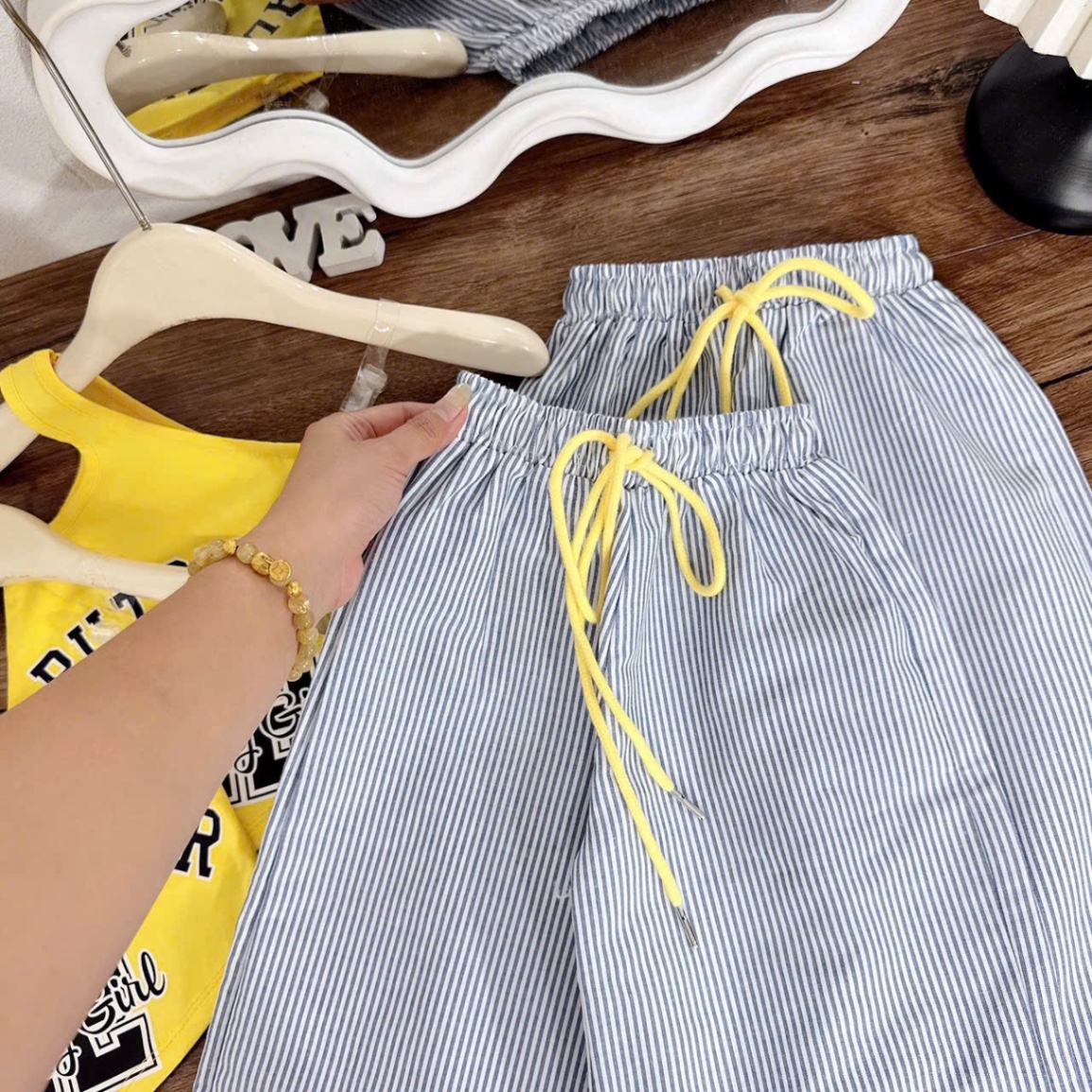 Sét áo vàng dây vai quần sọc xuông