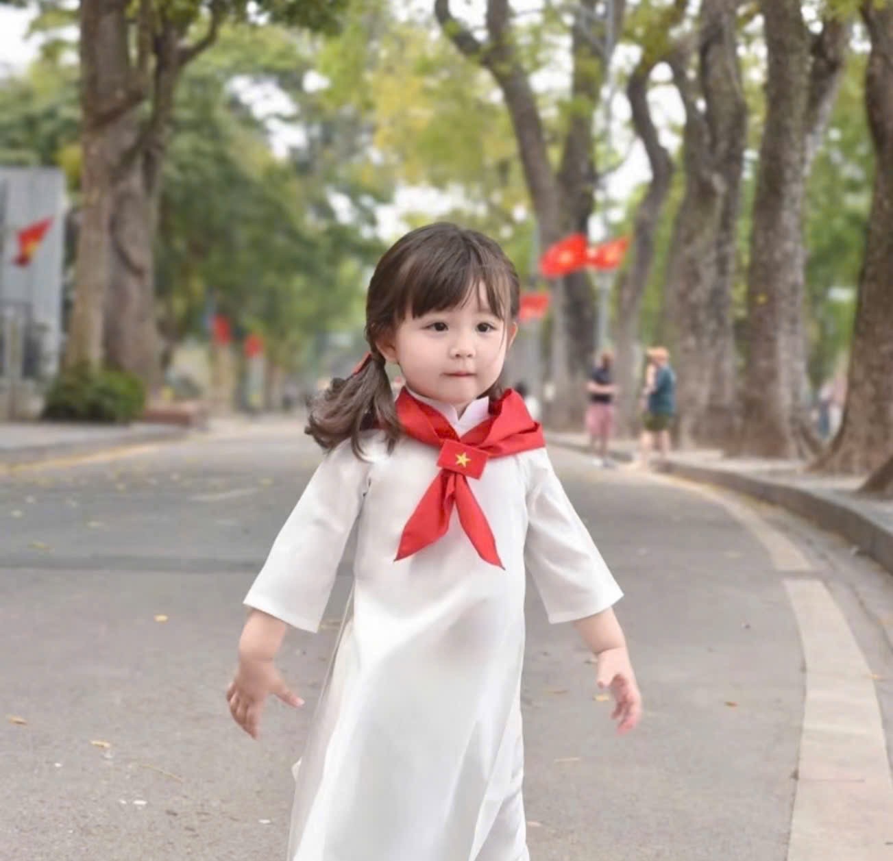 Sét áo dài trắng khăn quàng đỏ bé gái