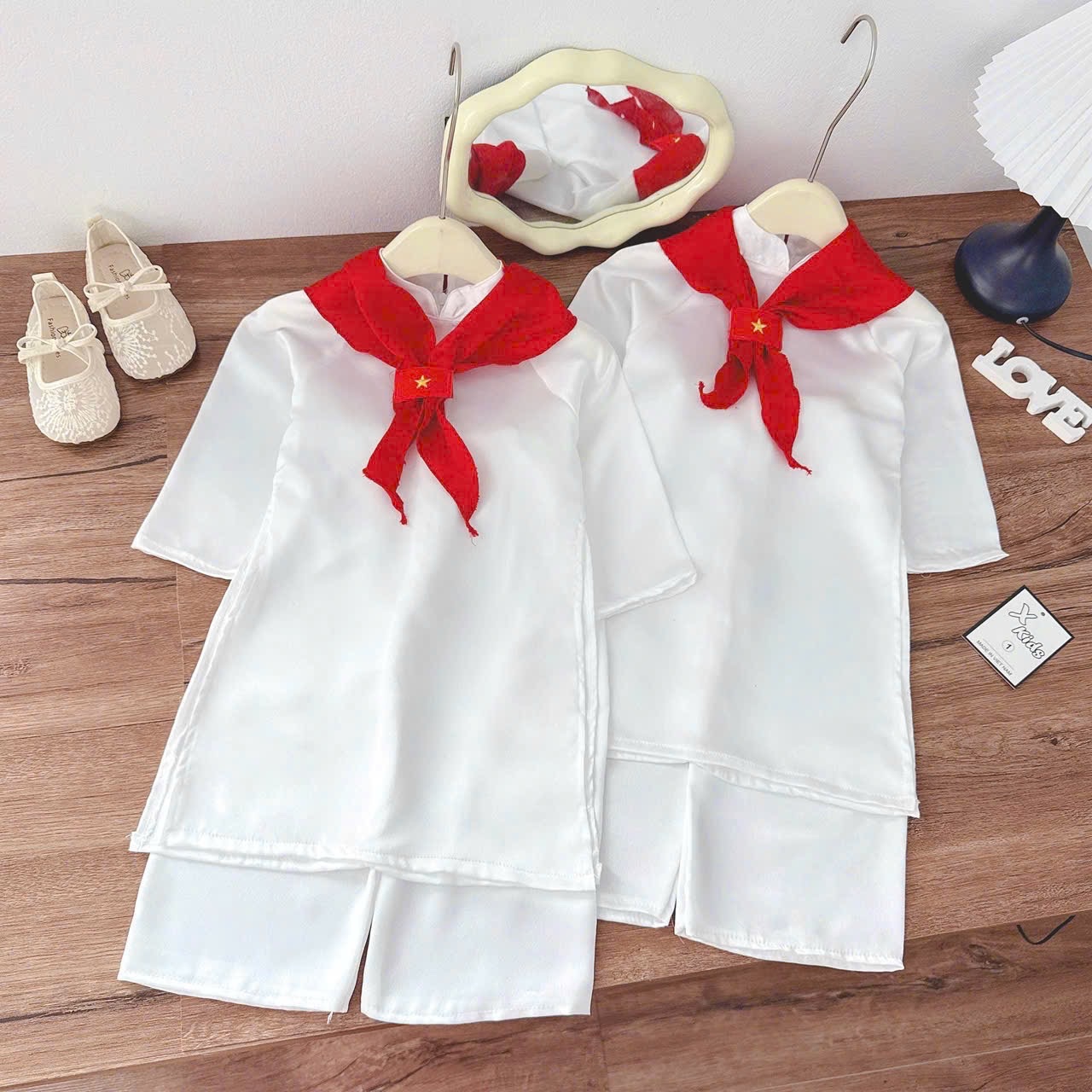 Sét áo dài trắng khăn quàng đỏ bé gái