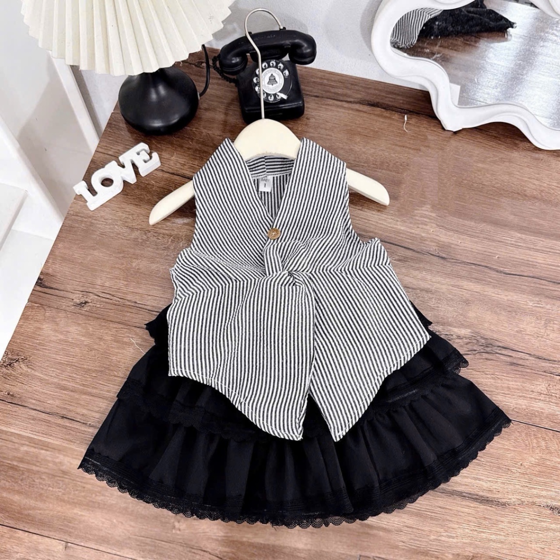 Sét áo kẻ siết eo cv tầng đen bé gái