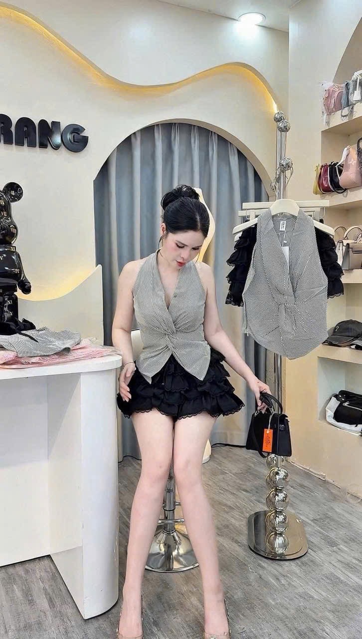 Sét áo kẻ siết eo cv tầng đen bé gái