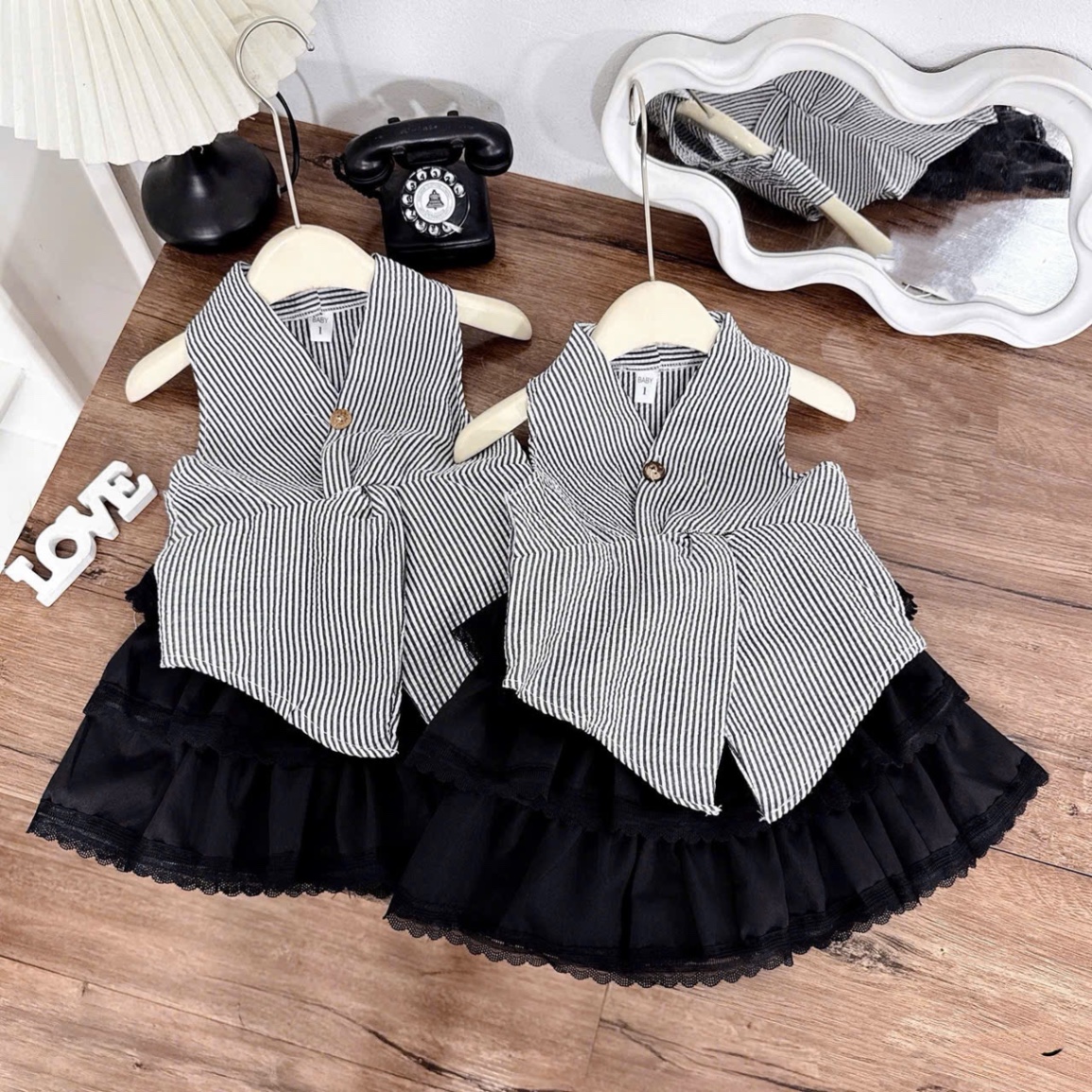 Sét áo kẻ siết eo cv tầng đen bé gái