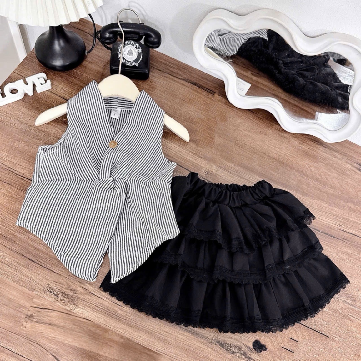 Sét áo kẻ siết eo cv tầng đen bé gái