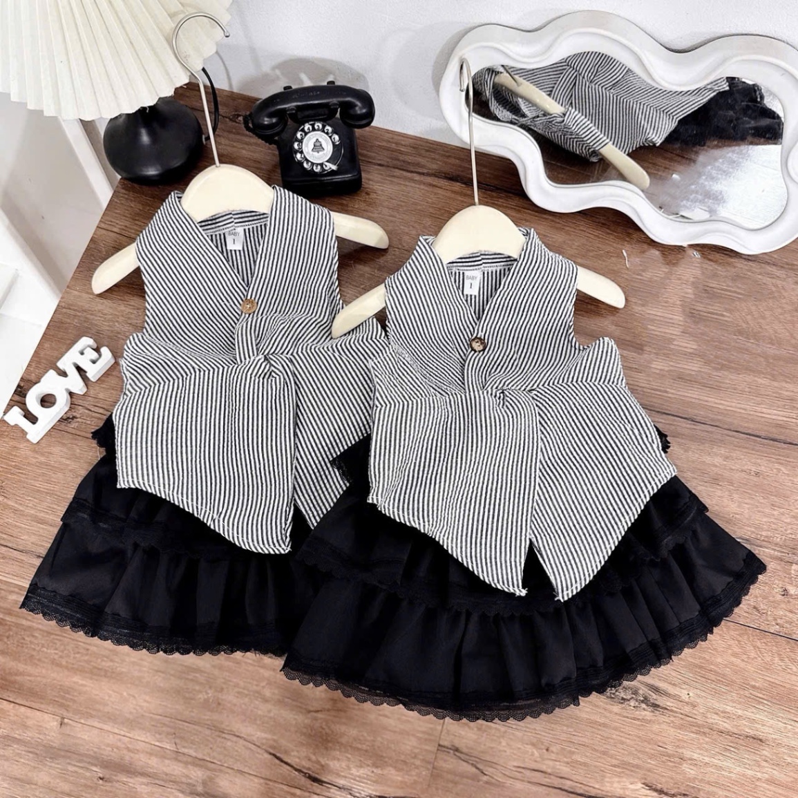 Sét áo kẻ siết eo cv tầng đen bé gái
