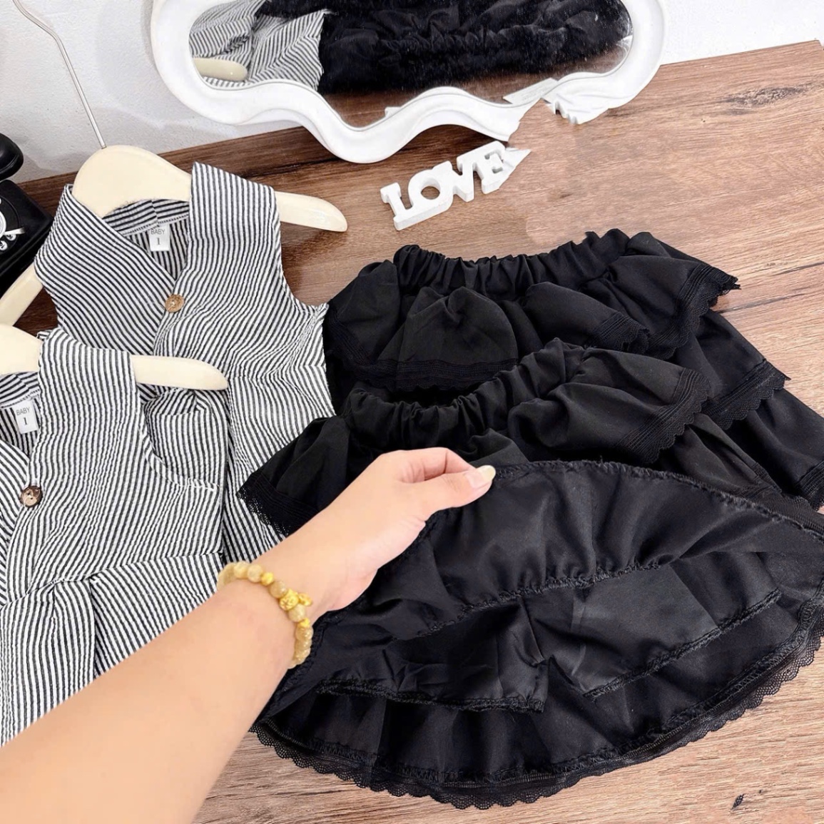 Sét áo kẻ siết eo cv tầng đen bé gái