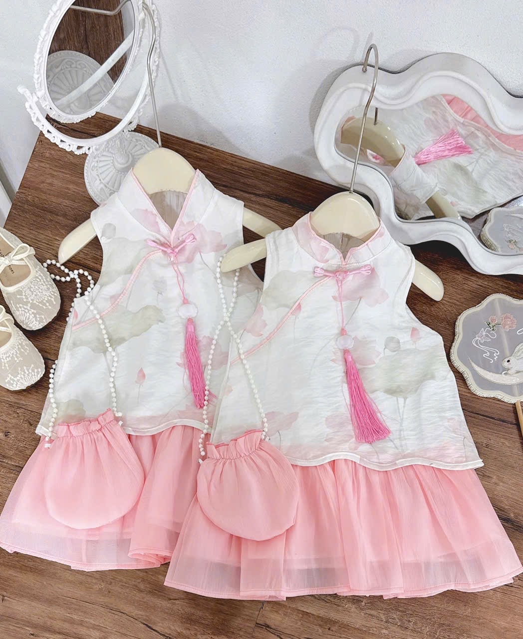 Sét váy hoa sen cổ tàu kèm túi bé gái