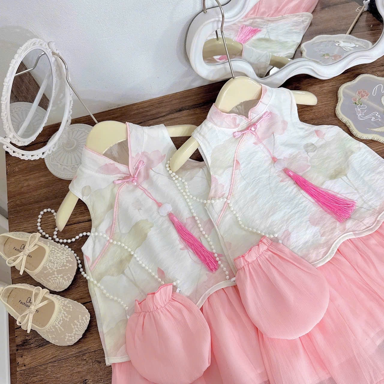 Sét váy hoa sen cổ tàu kèm túi bé gái