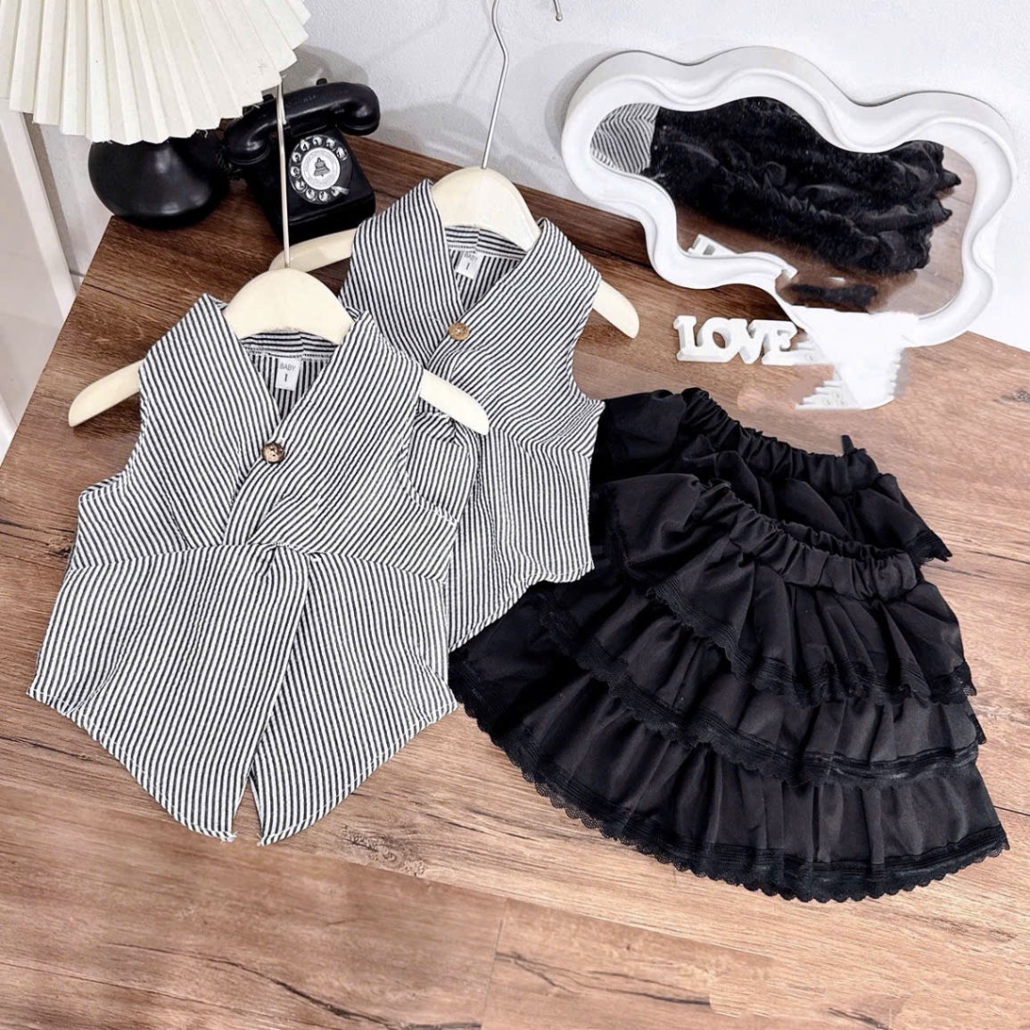 Sét áo kẻ siết eo cv tầng đen bé gái