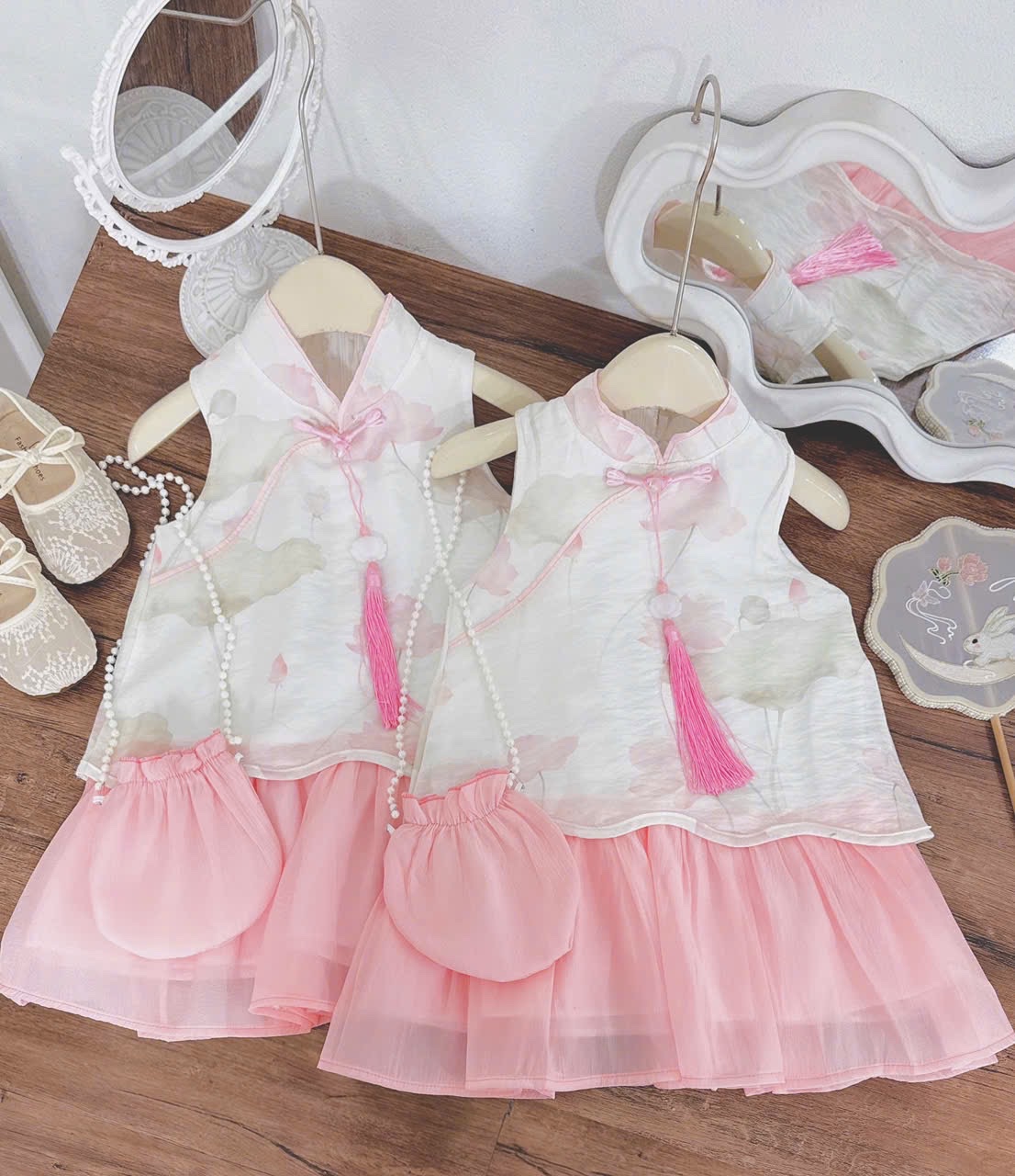 Sét váy hoa sen cổ tàu kèm túi bé gái