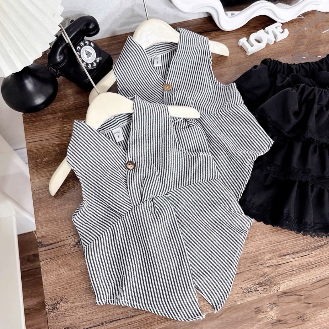 Sét áo kẻ siết eo cv tầng đen bé gái