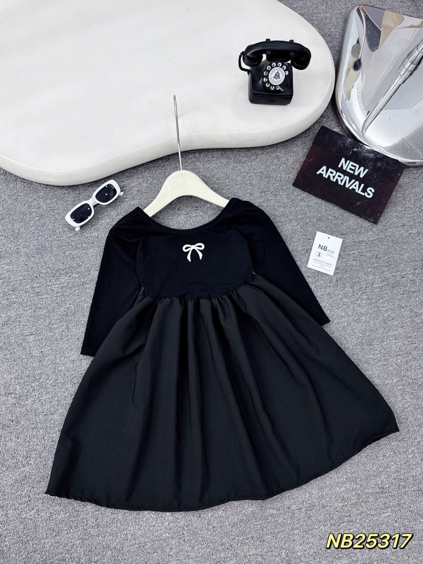 Váy sát nách / dài tay hở lưng bé gái