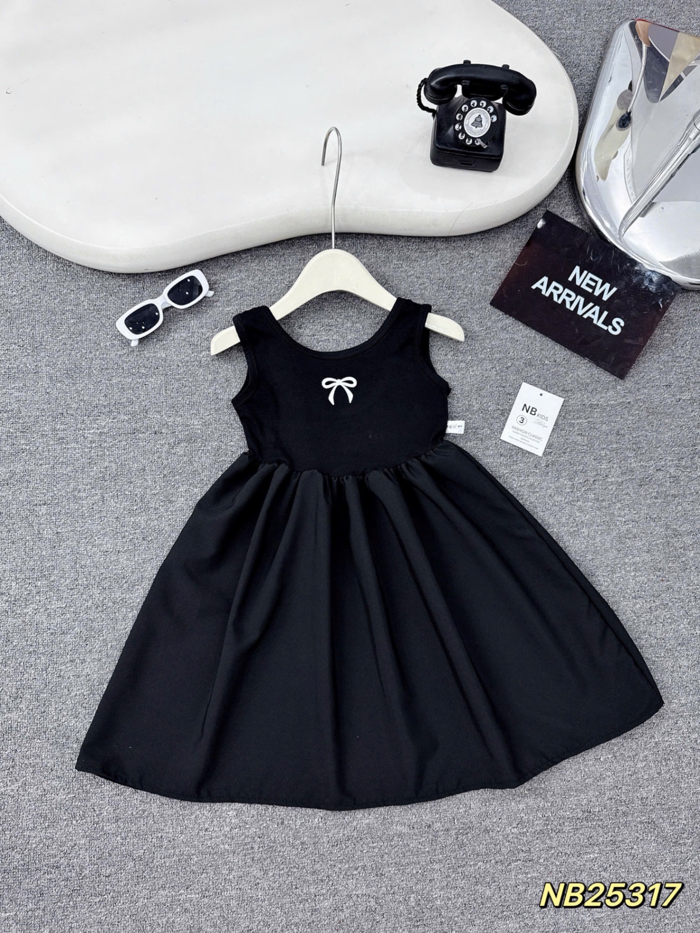 Váy sát nách / dài tay hở lưng bé gái