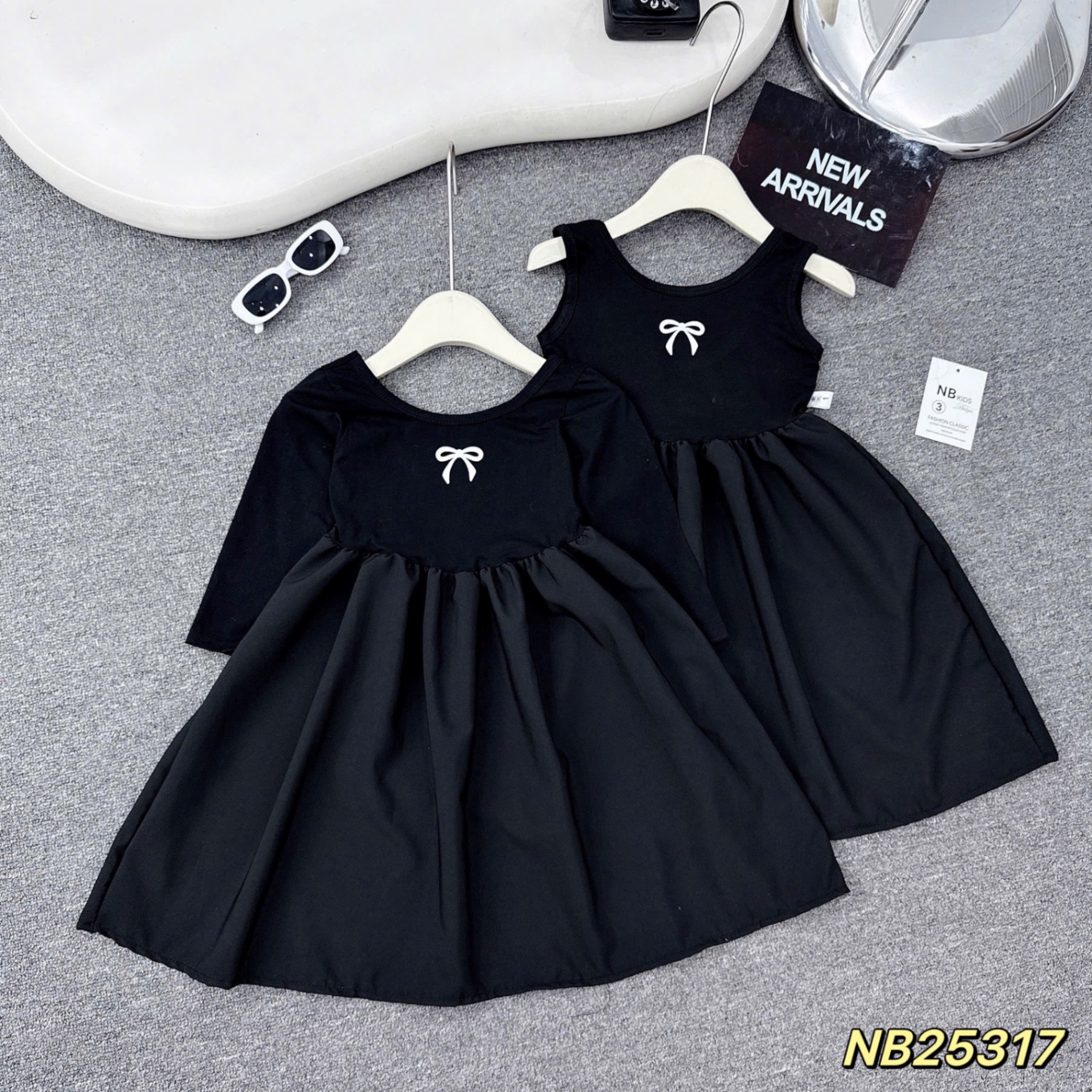 Váy sát nách / dài tay hở lưng bé gái