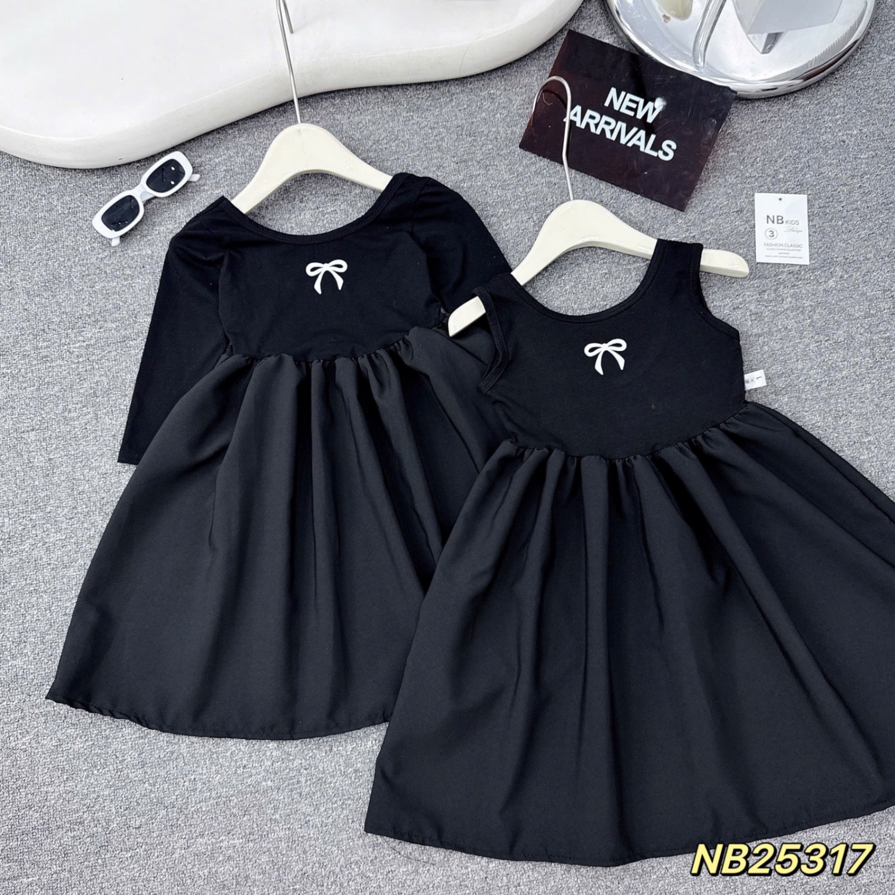 Váy sát nách / dài tay hở lưng bé gái