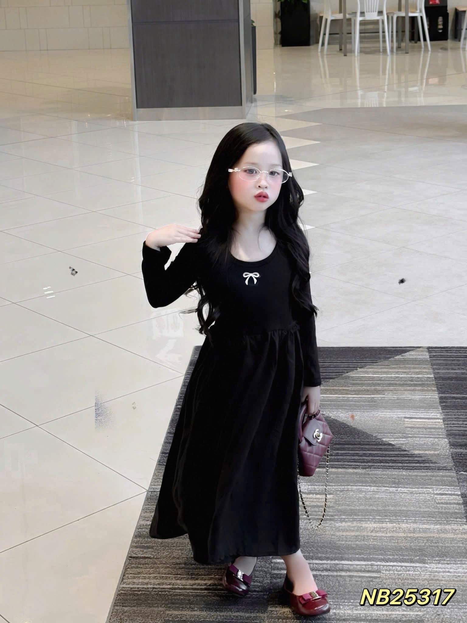 Váy sát nách / dài tay hở lưng bé gái