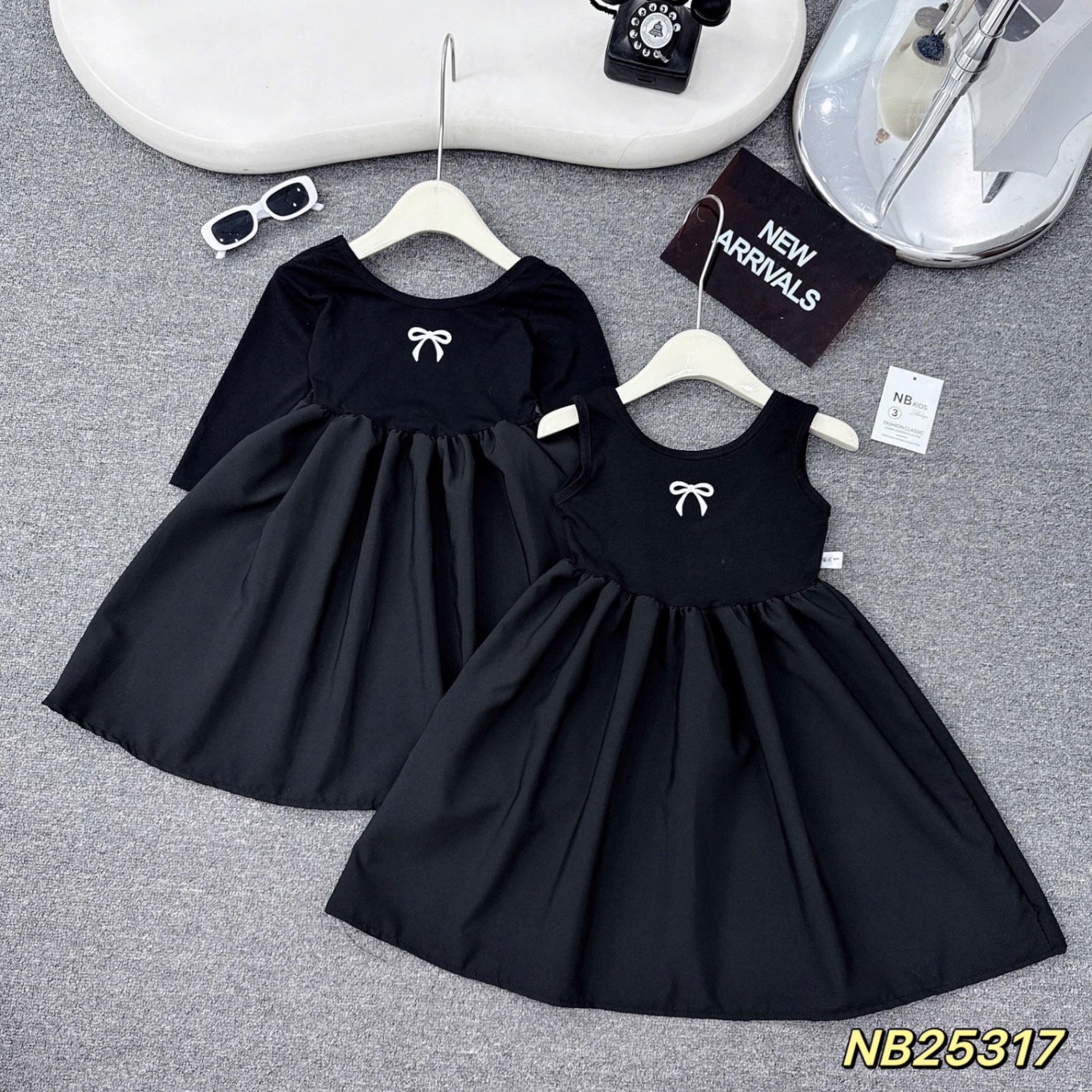 Váy sát nách / dài tay hở lưng bé gái