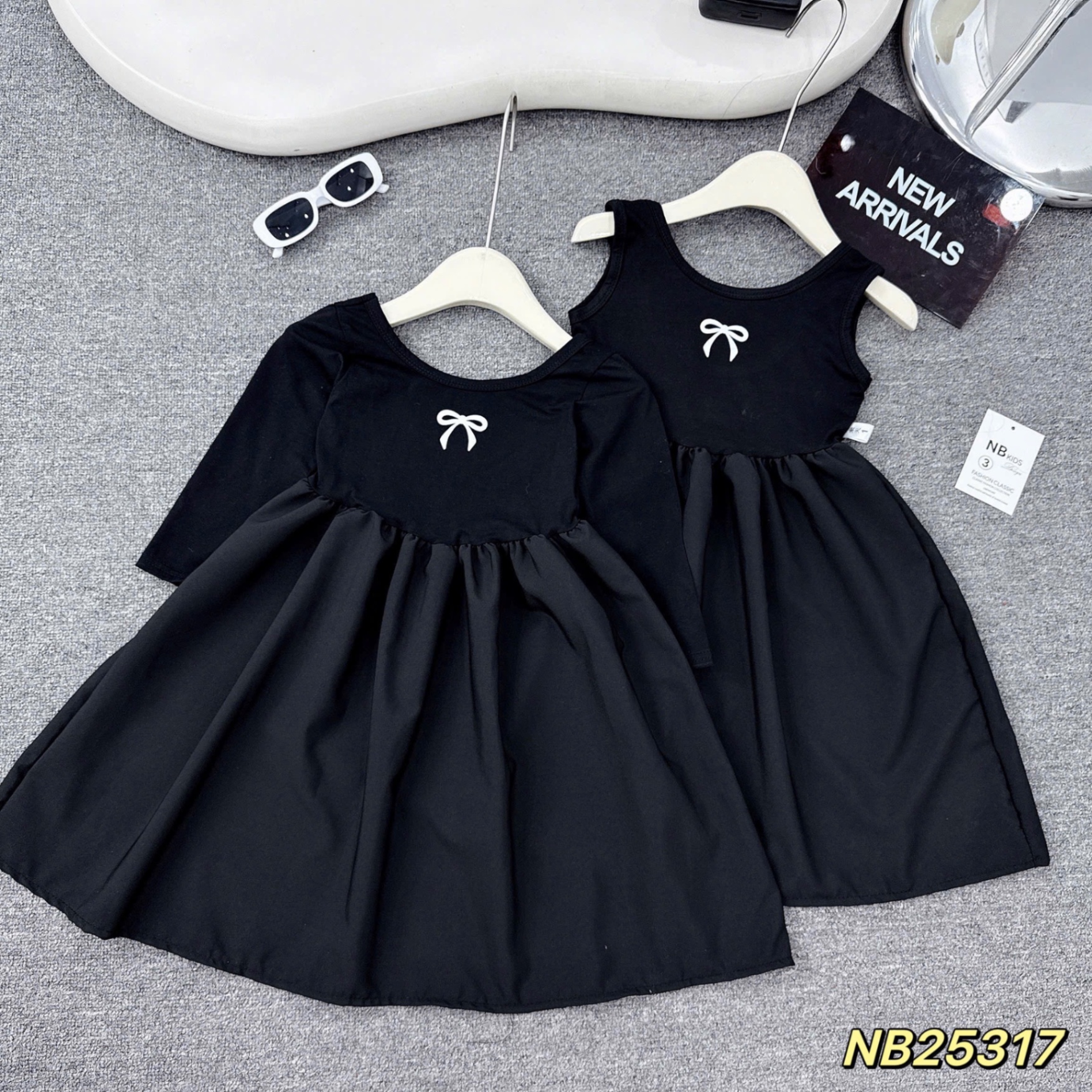 Váy sát nách / dài tay hở lưng bé gái