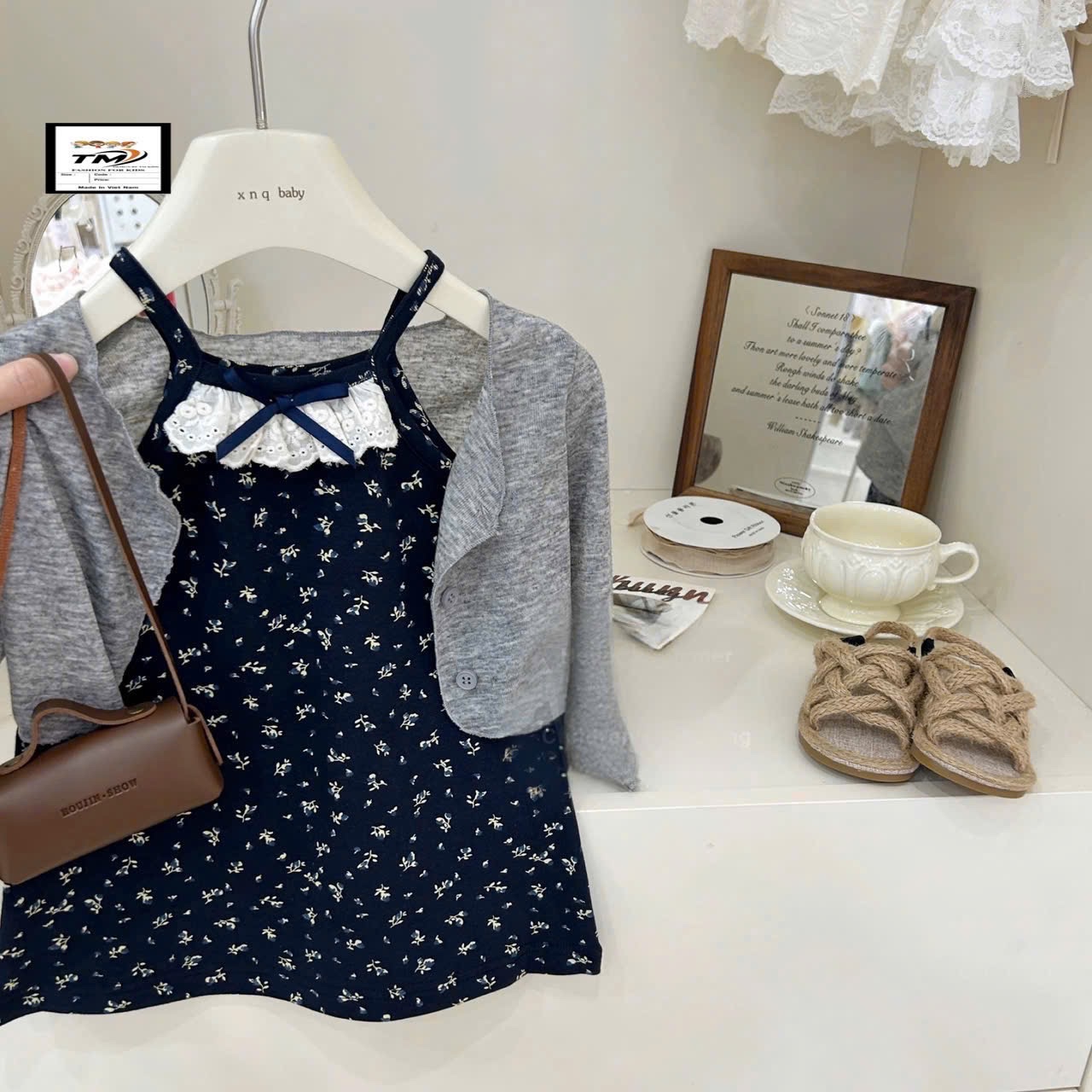 Sét 2 chi tiết váy hoa kè áo ngoài bé gái tm