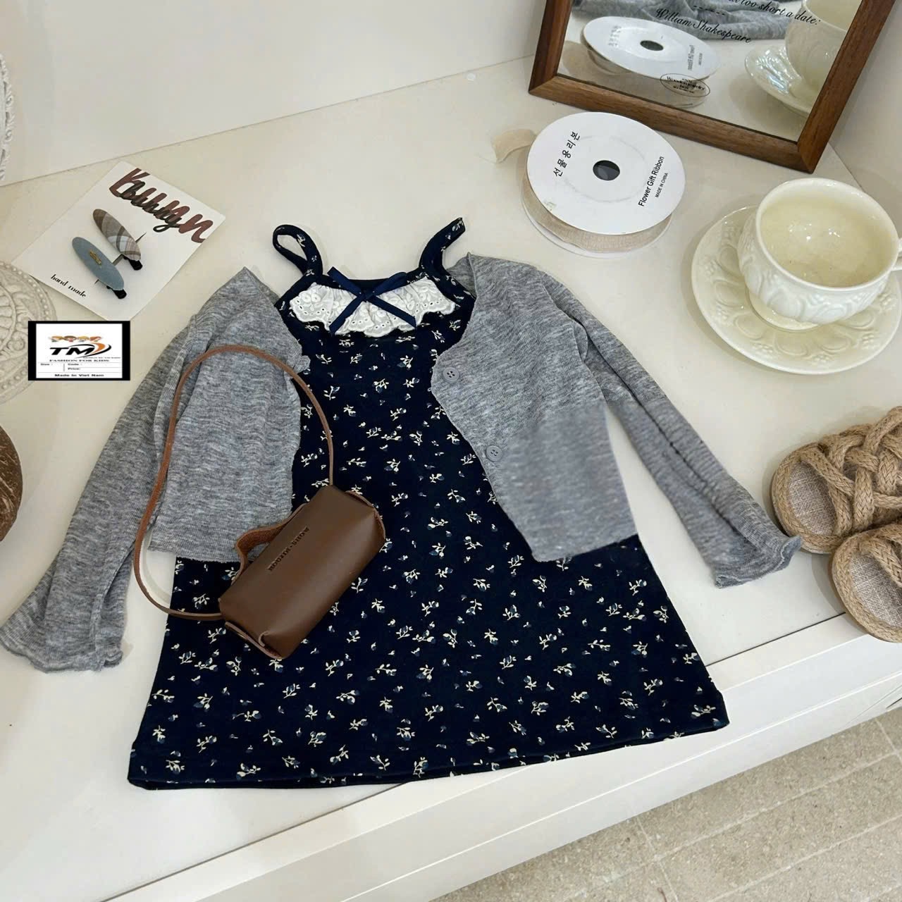 Sét 2 chi tiết váy hoa kè áo ngoài bé gái tm