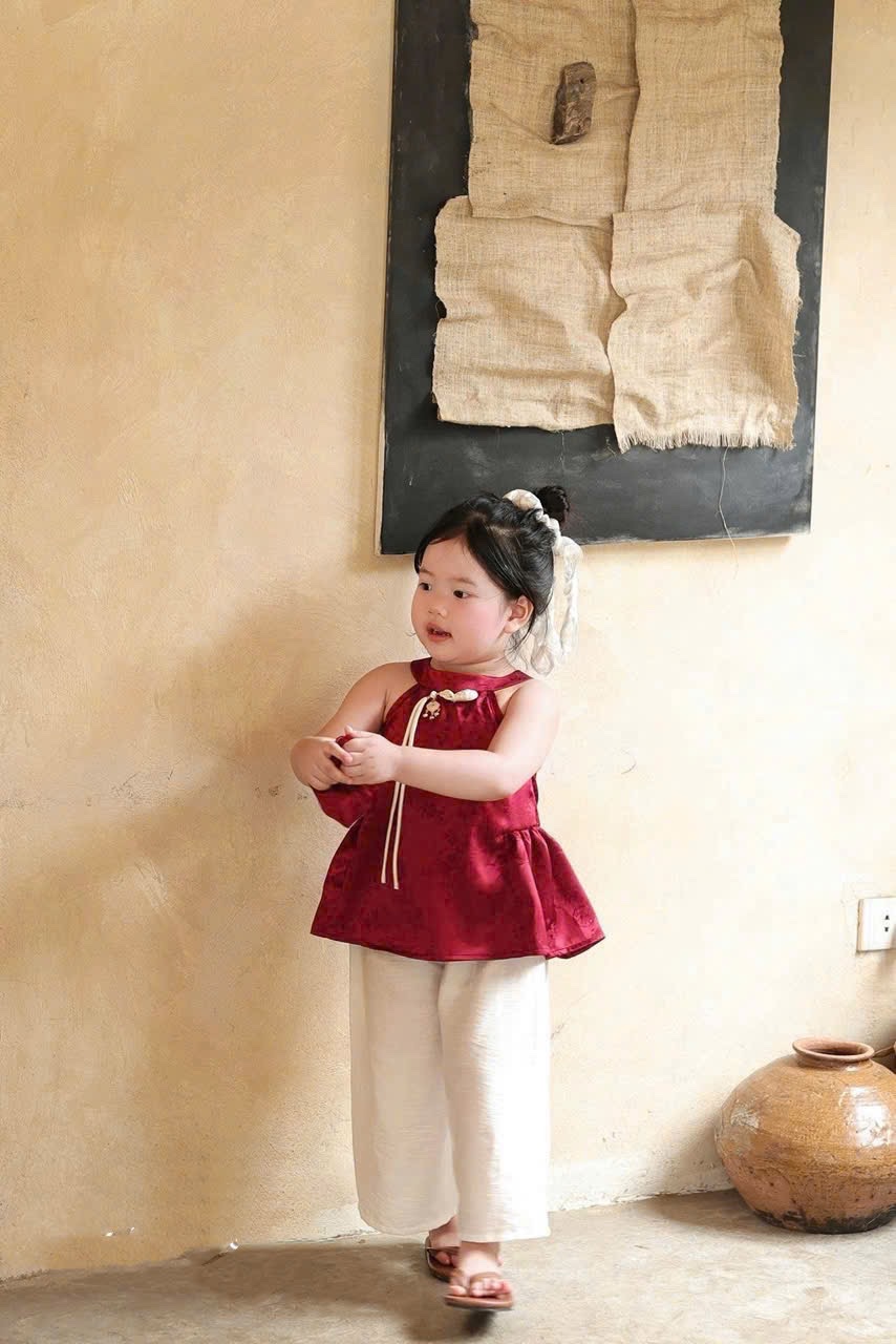 ( chốt theo áo) Sét bộ cổ yếm dây ngọc quần xuông bé gái