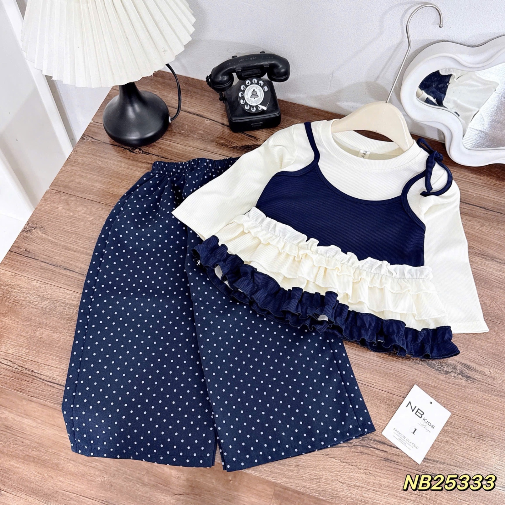 Sét áo phối dây buộc quần bi xuông bé gái 2 màu