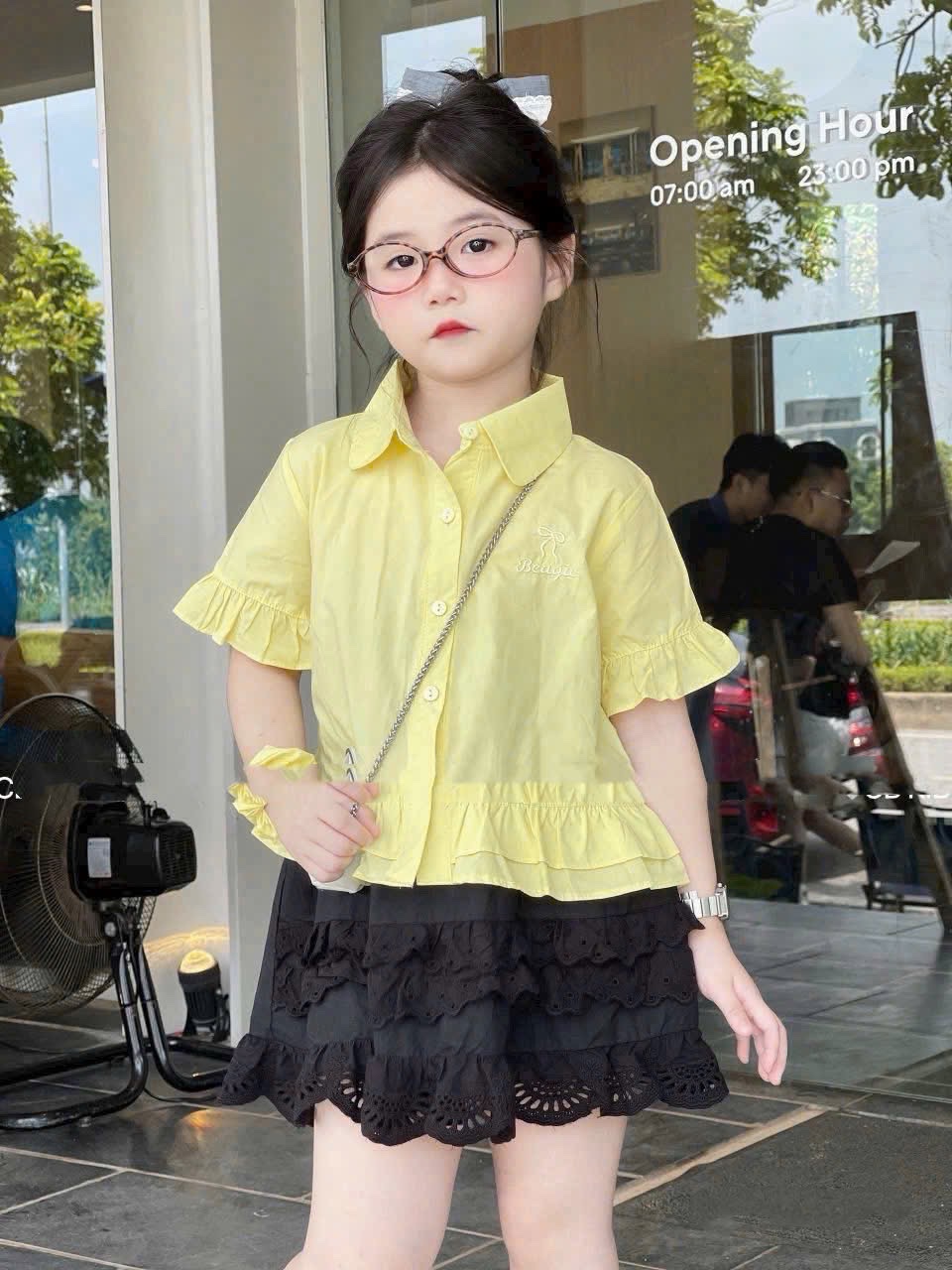 Áo sơ mi cổ sen thân bèo bé gái