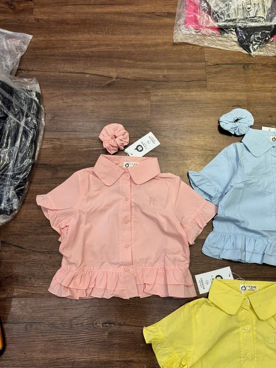 Áo sơ mi cổ sen thân bèo bé gái