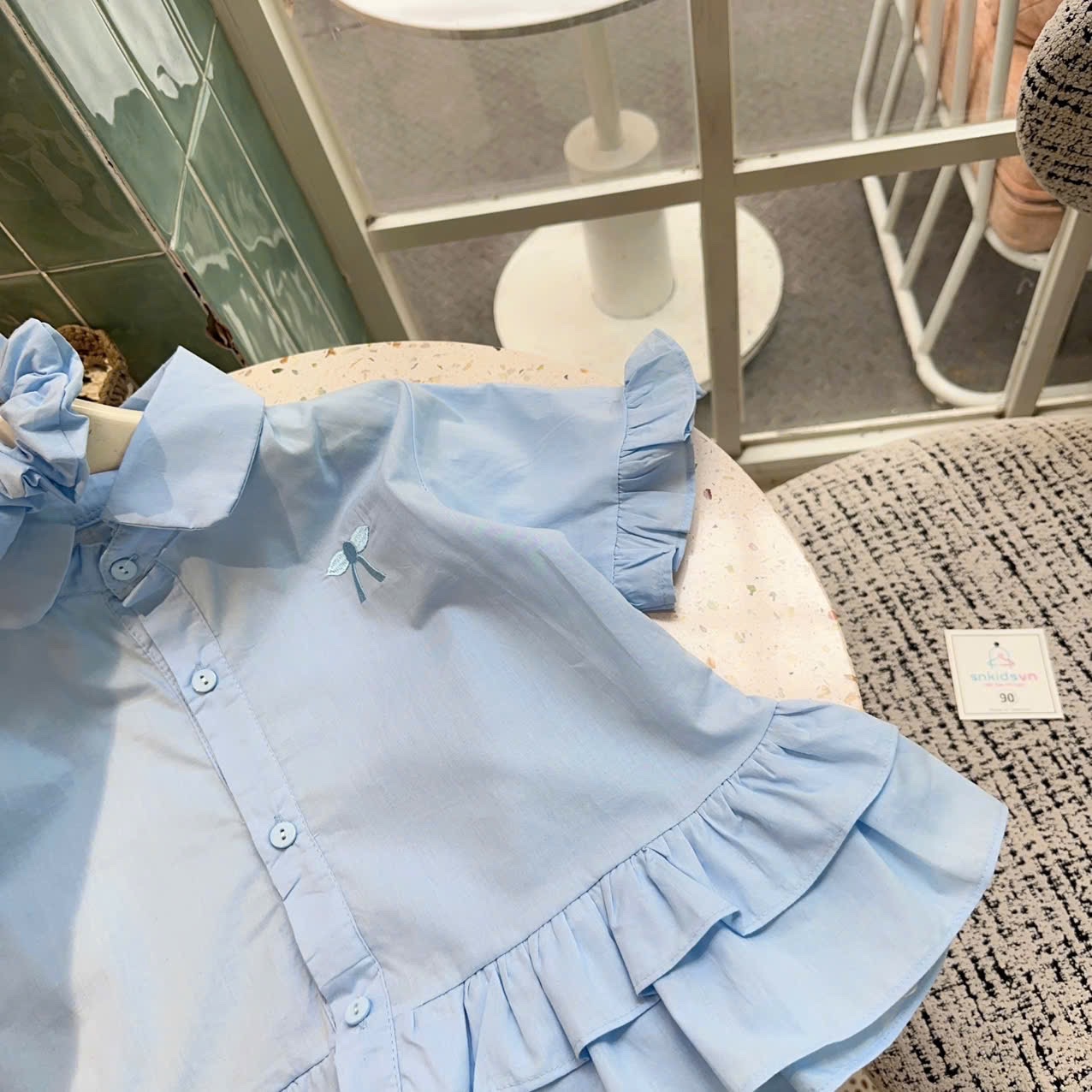 Áo sơ mi cổ sen thân bèo bé gái