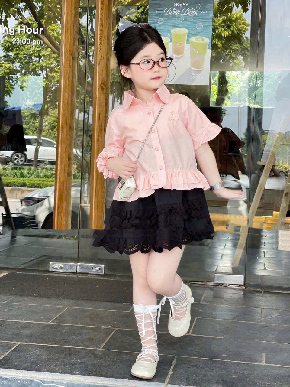 Áo sơ mi cổ sen thân bèo bé gái