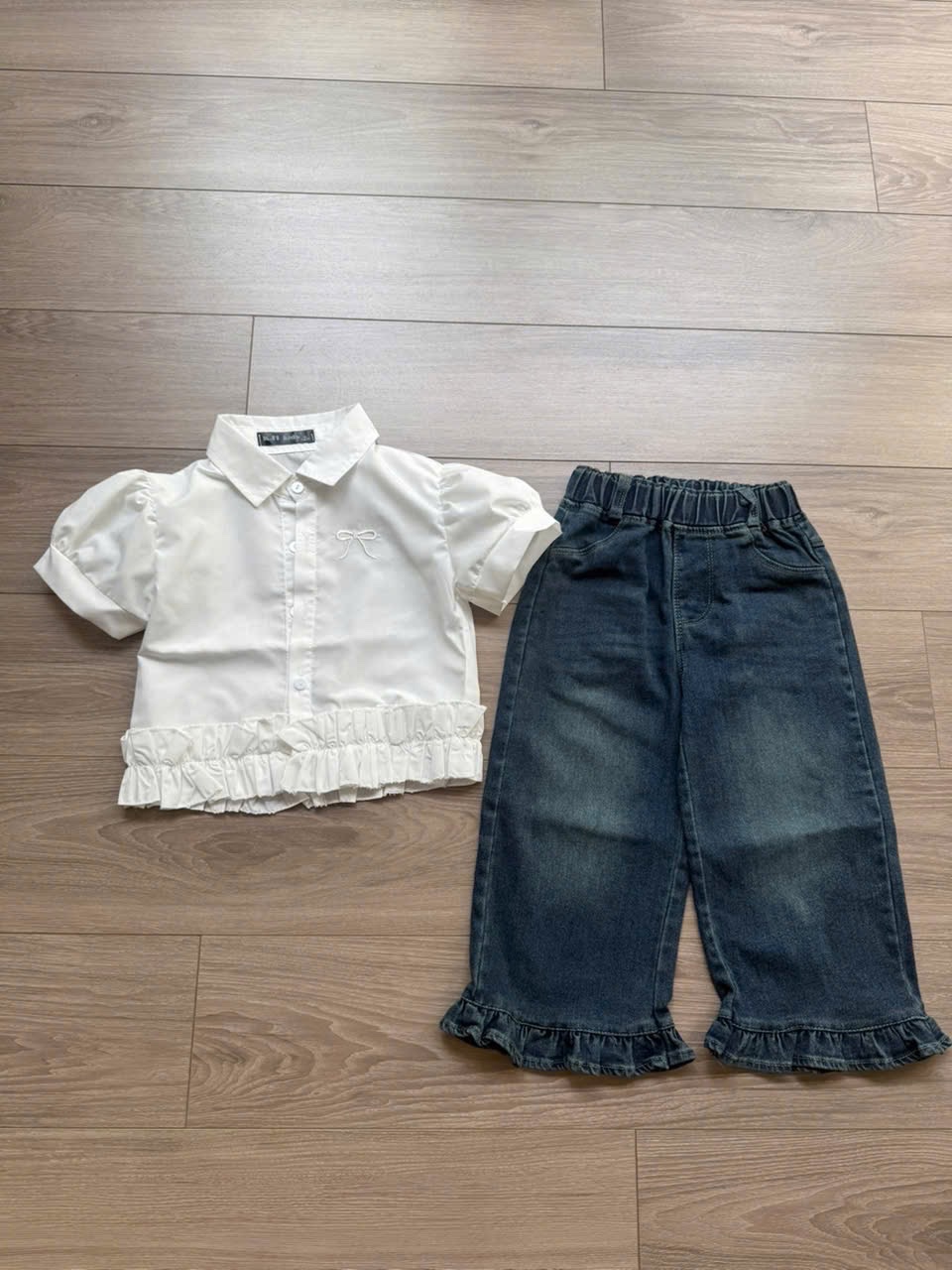 Sét áo sơ mi trắng quần bò xuông cho bé kh