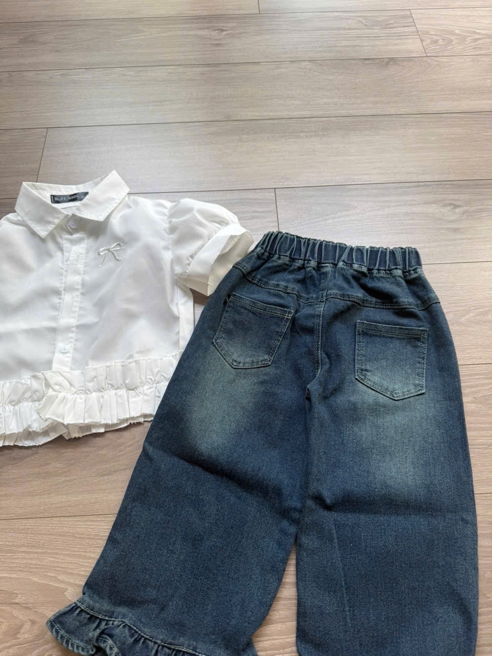 Sét áo sơ mi trắng quần bò xuông cho bé kh