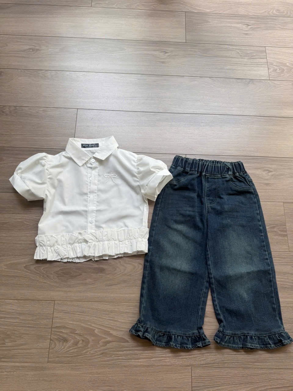 Sét áo sơ mi trắng quần bò xuông cho bé kh