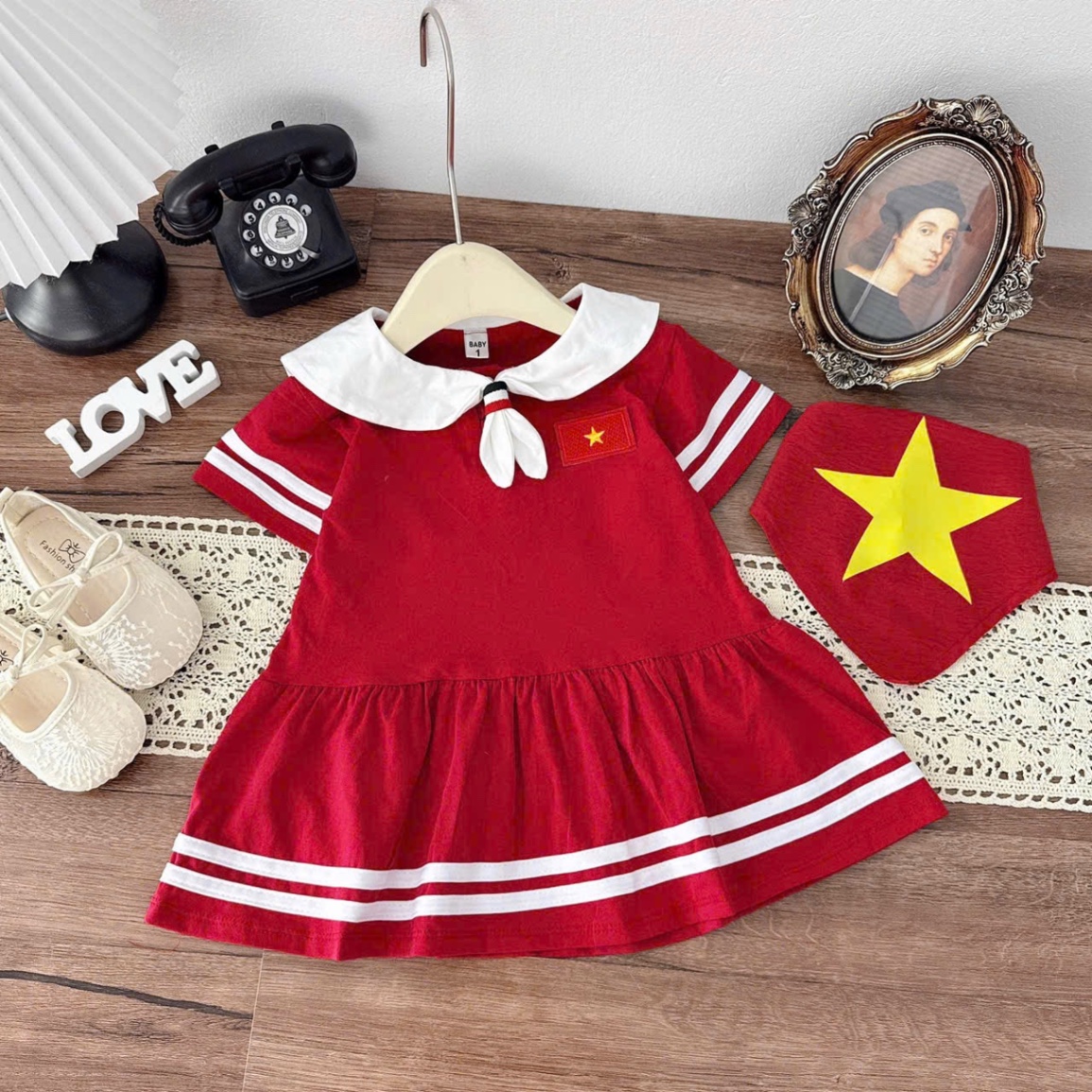 Váy đỏ kèm khăn hải quân bé gái