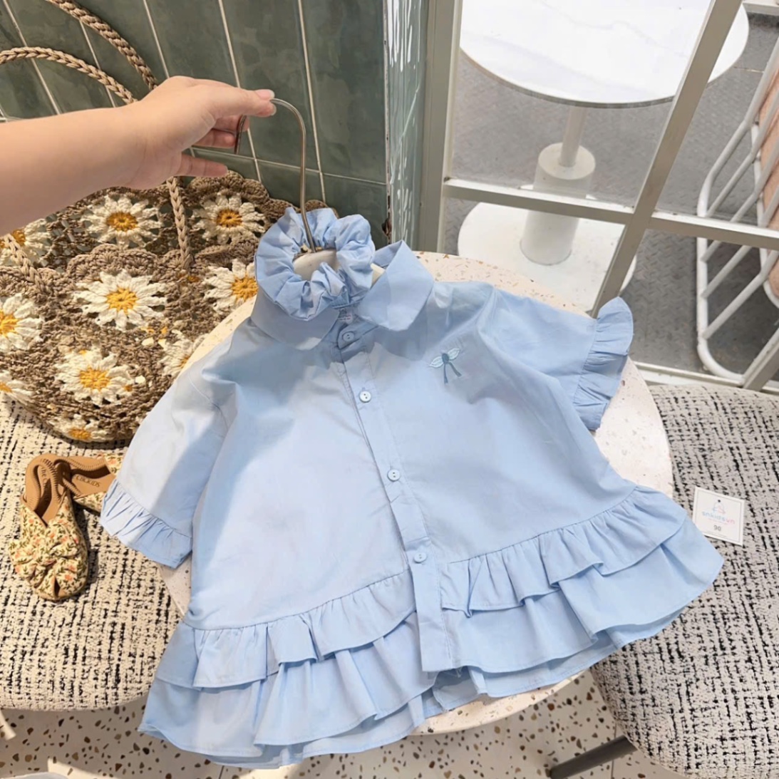Áo sơ mi cổ sen thân bèo bé gái