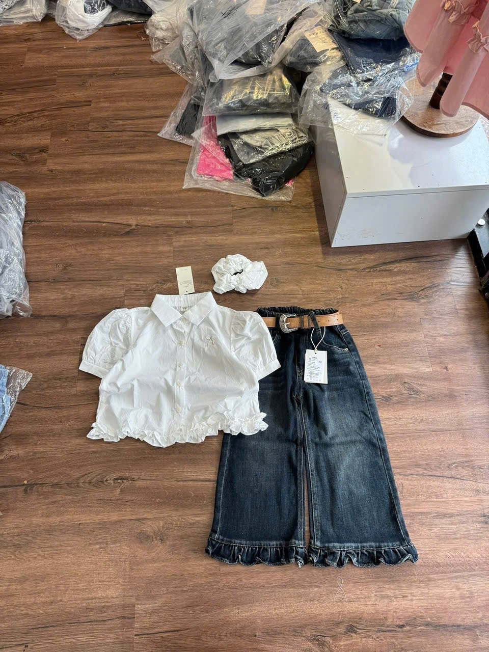 Sét áo sơ mi trắng quần bò xuông cho bé kh