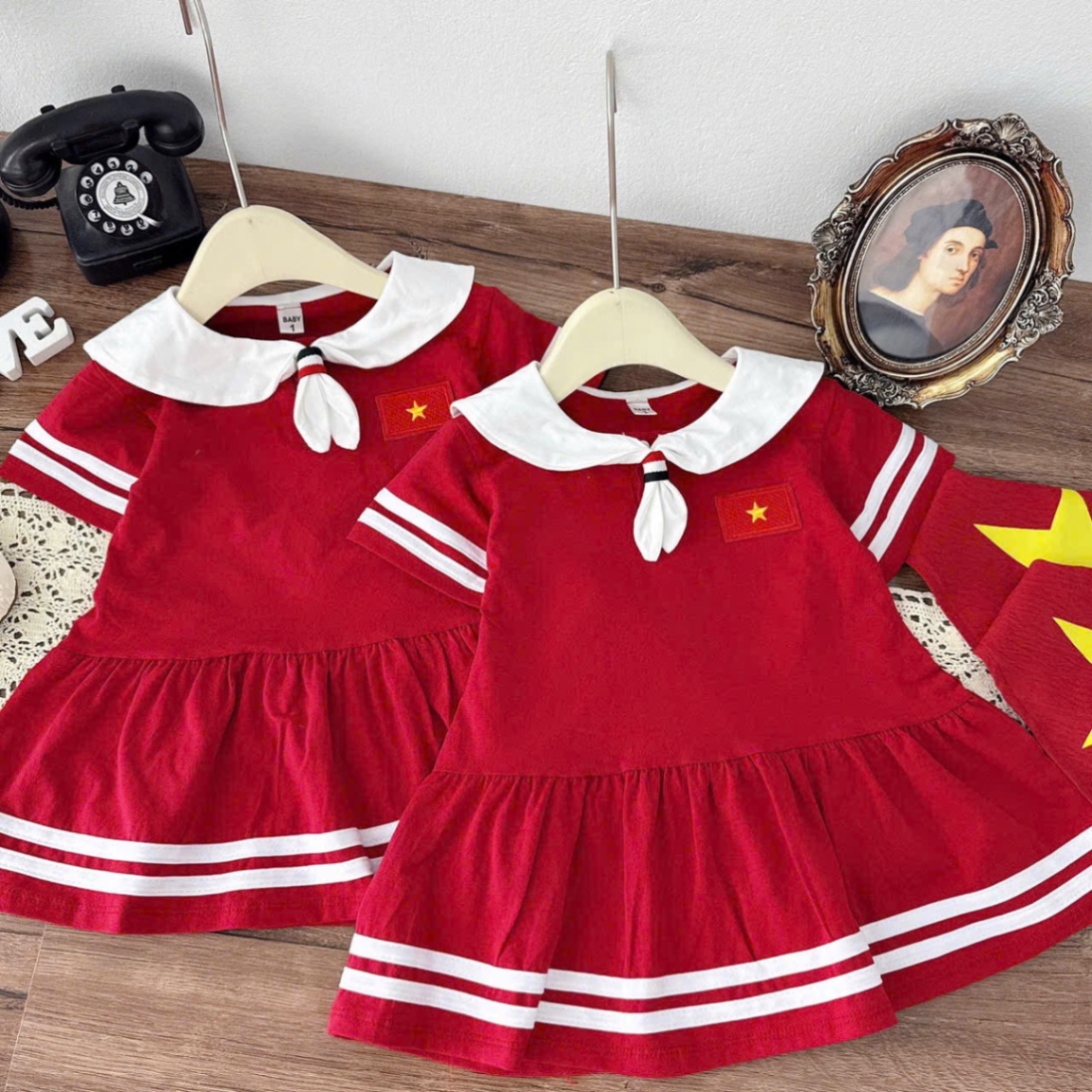 Váy đỏ kèm khăn hải quân bé gái