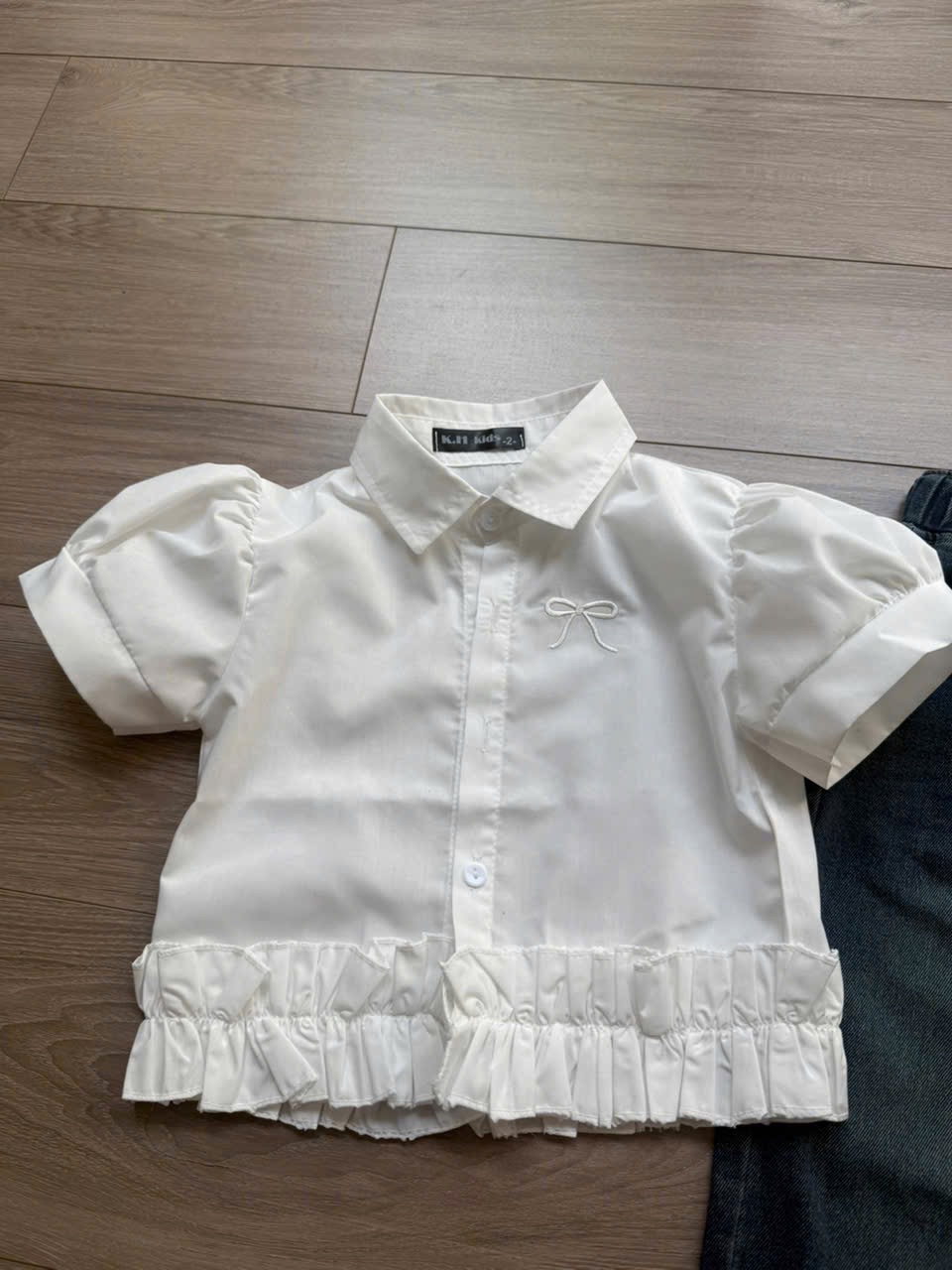 Sét áo sơ mi trắng quần bò xuông cho bé kh