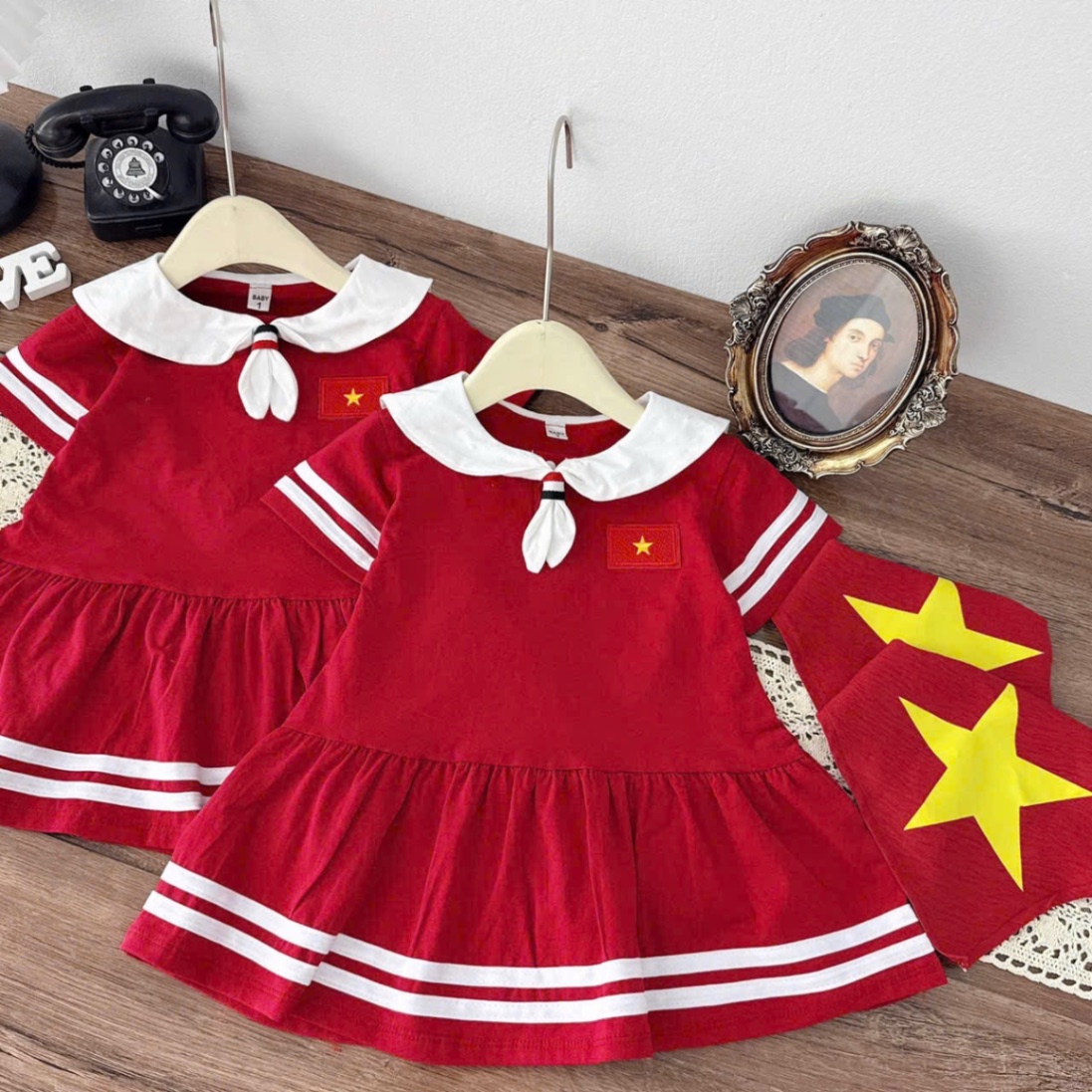 Váy đỏ kèm khăn hải quân bé gái