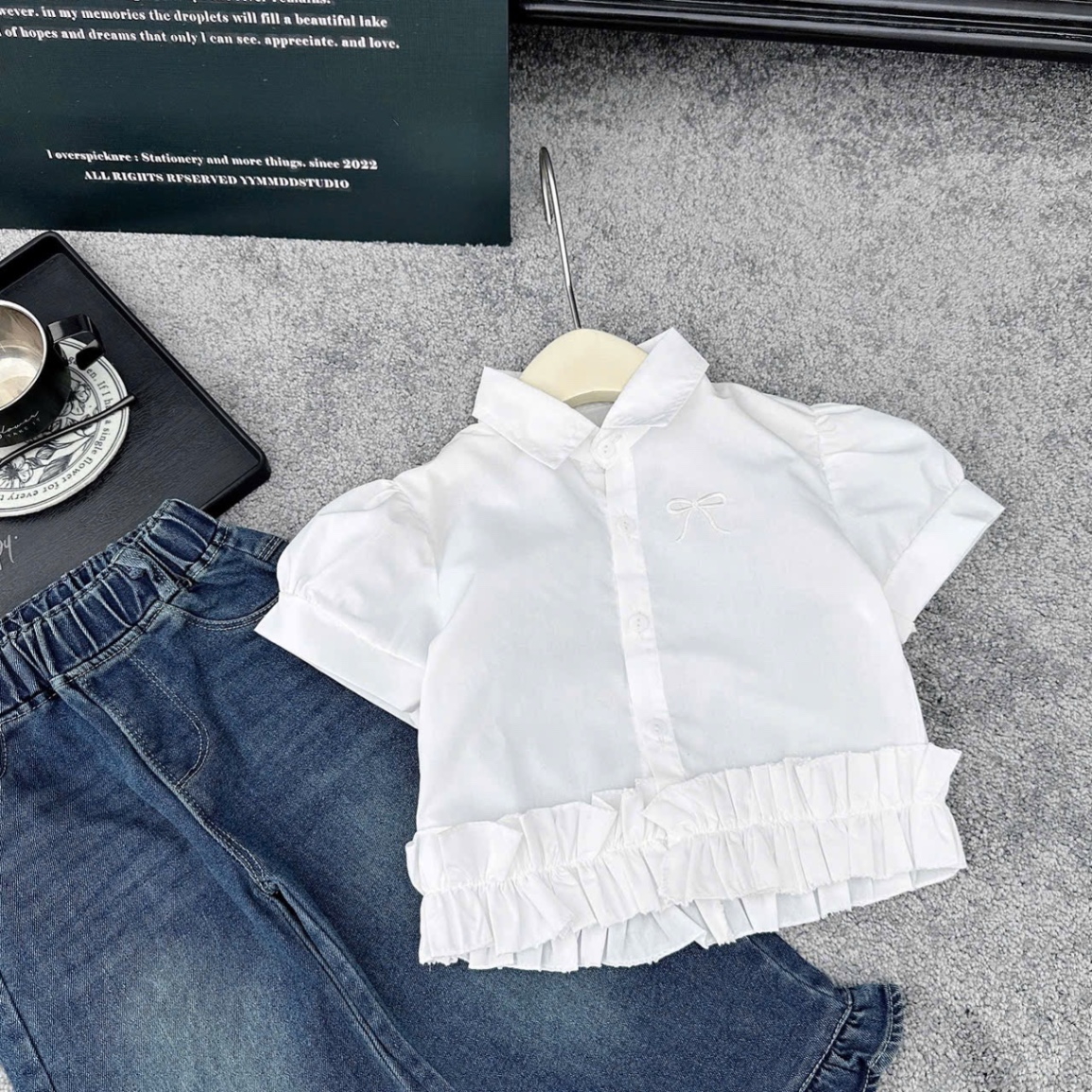 Sét áo sơ mi trắng quần bò xuông cho bé kh