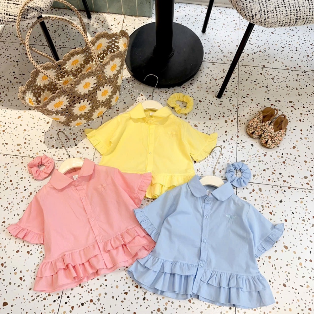 Áo sơ mi cổ sen thân bèo bé gái