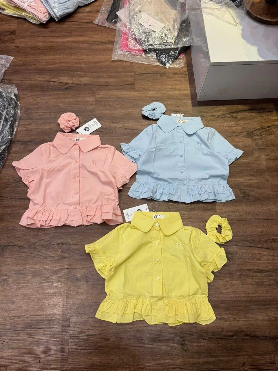 Áo sơ mi cổ sen thân bèo bé gái