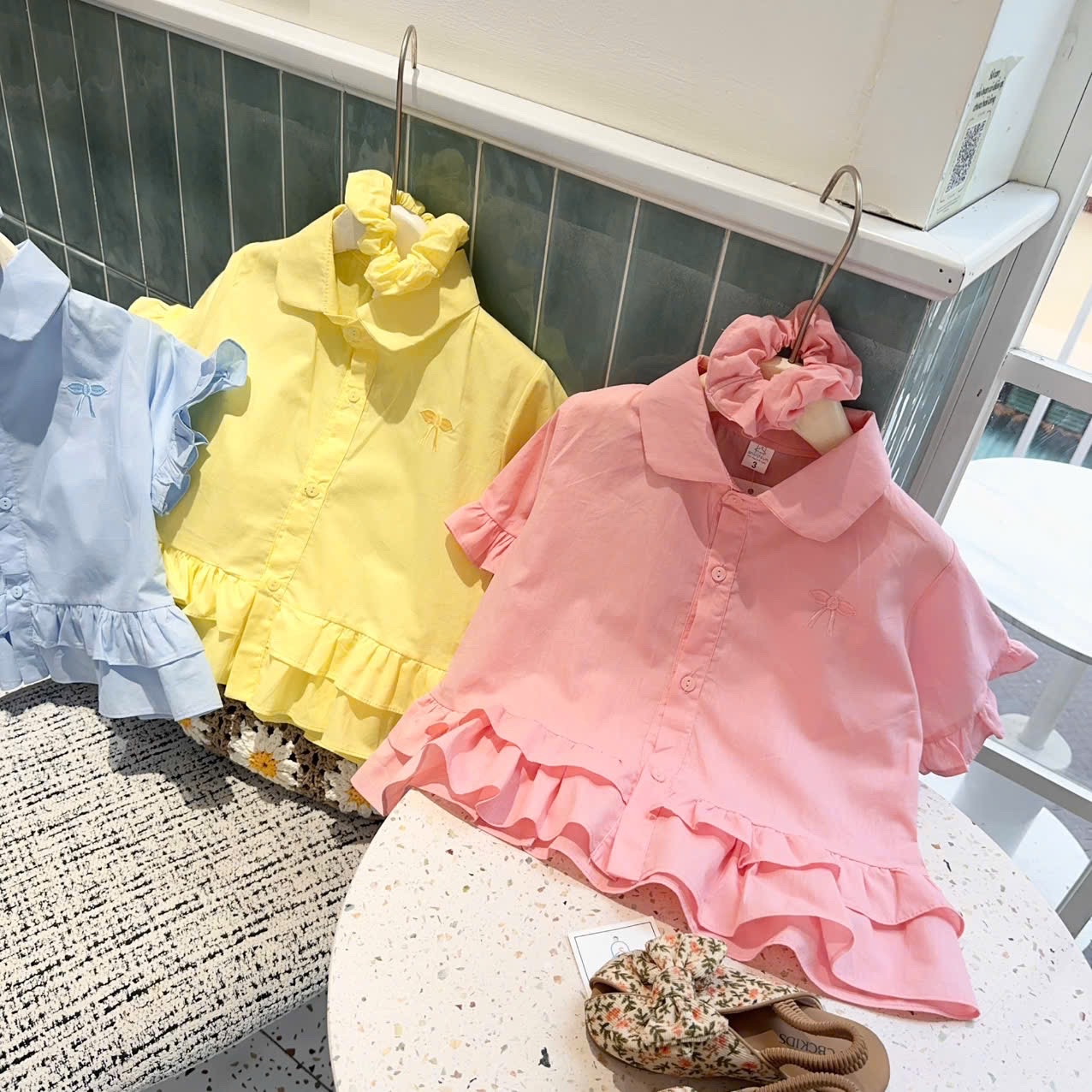 Áo sơ mi cổ sen thân bèo bé gái