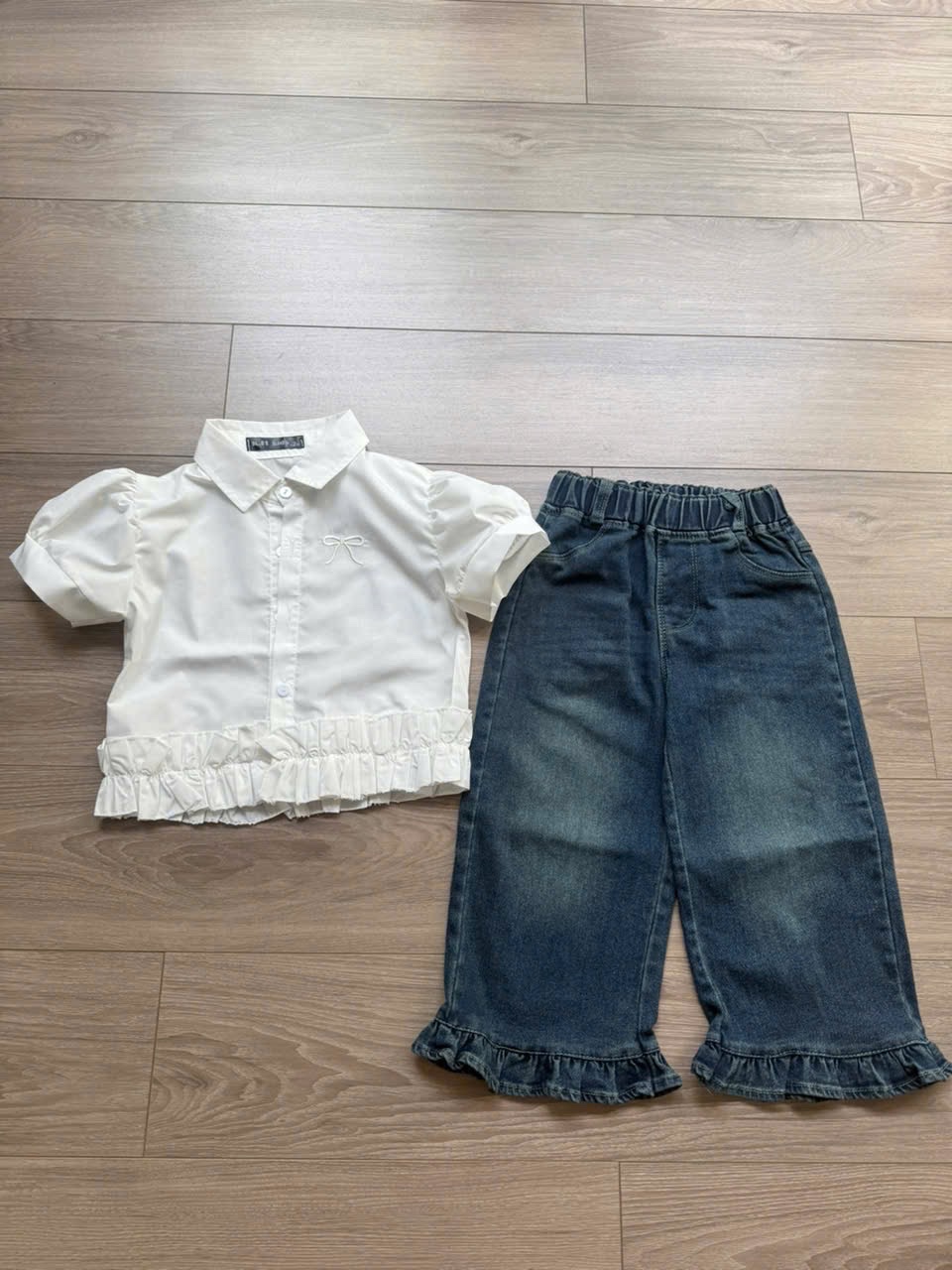 Sét áo sơ mi trắng quần bò xuông cho bé kh