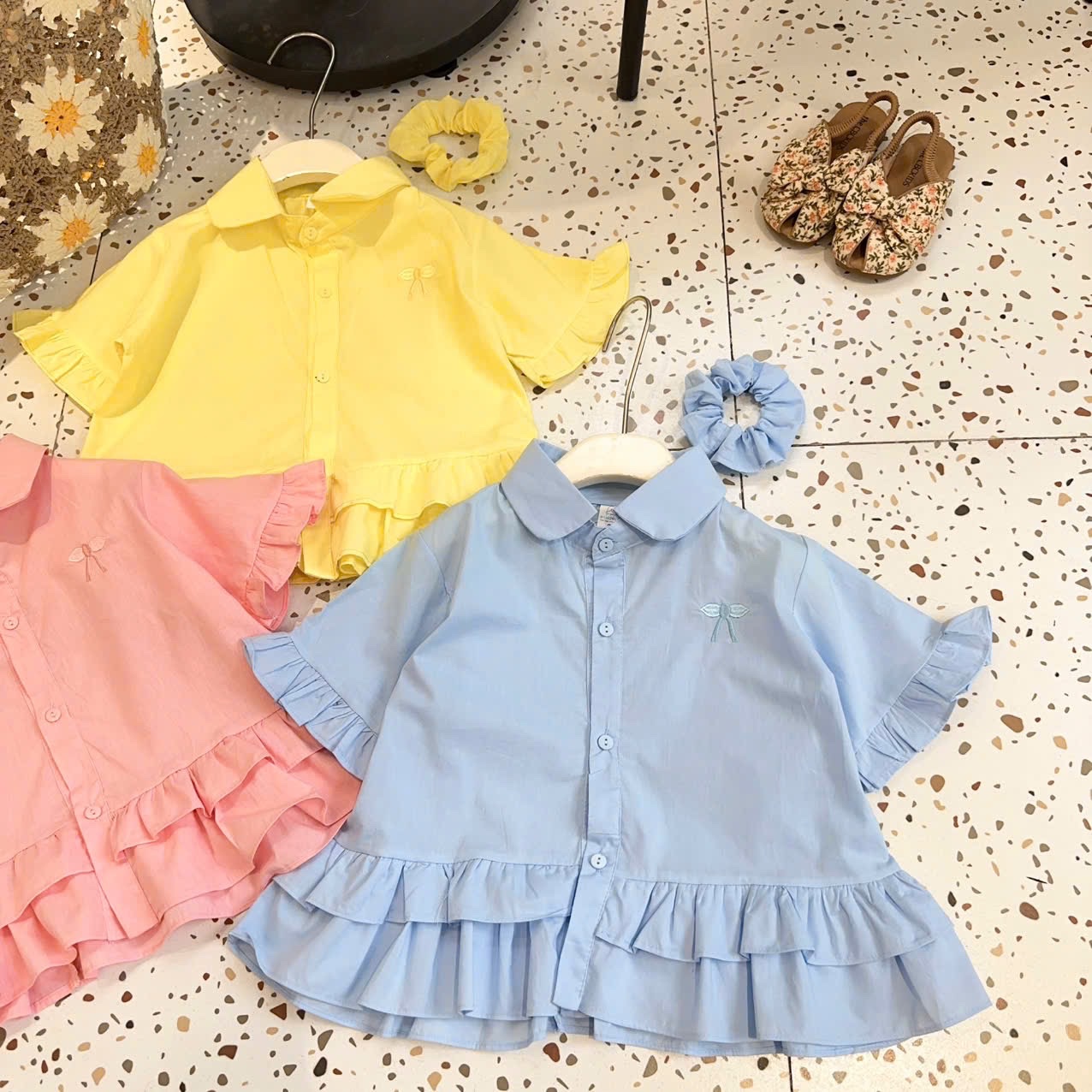 Áo sơ mi cổ sen thân bèo bé gái