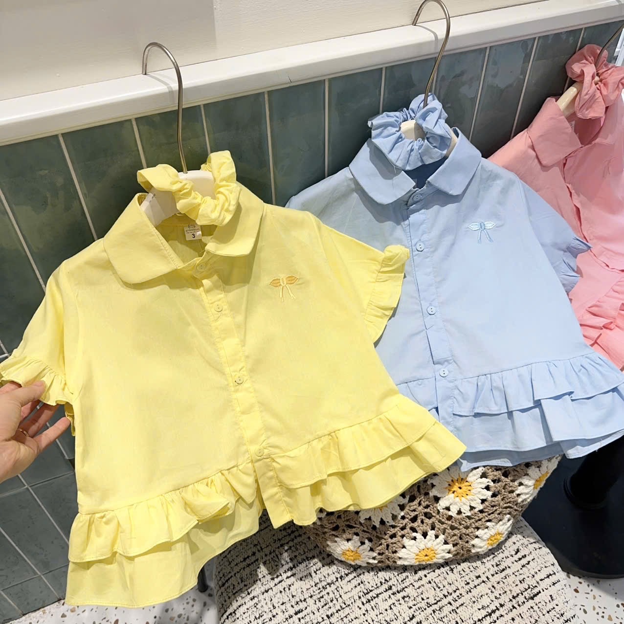 Áo sơ mi cổ sen thân bèo bé gái