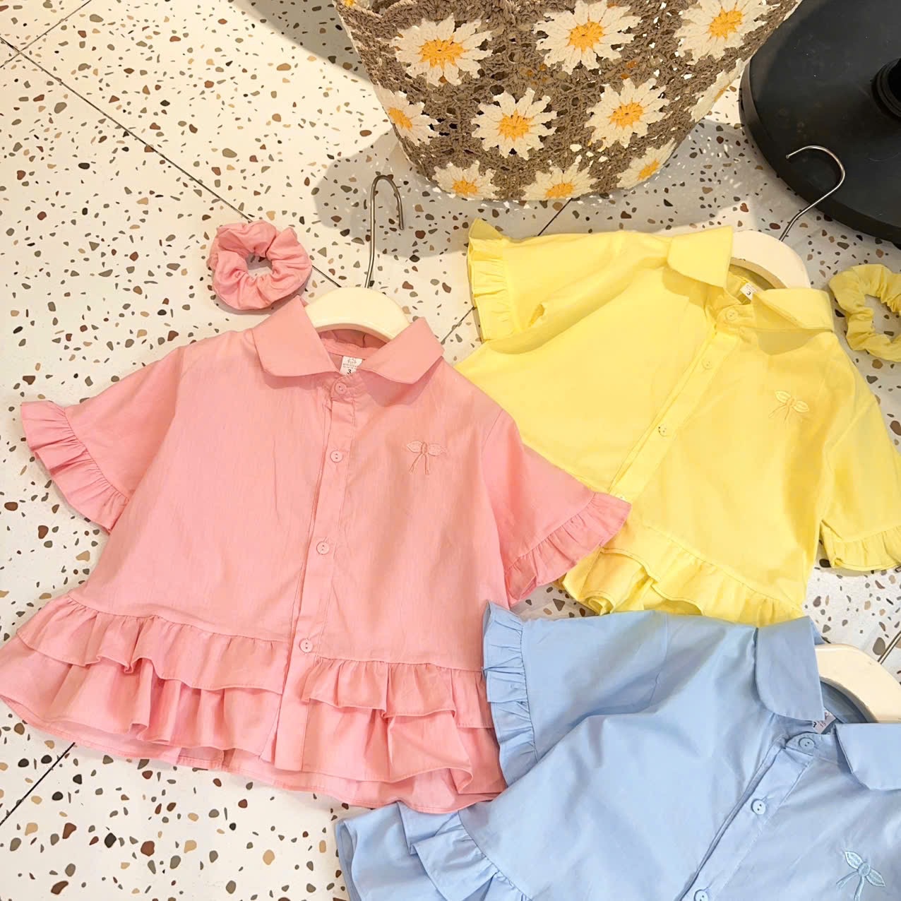Áo sơ mi cổ sen thân bèo bé gái