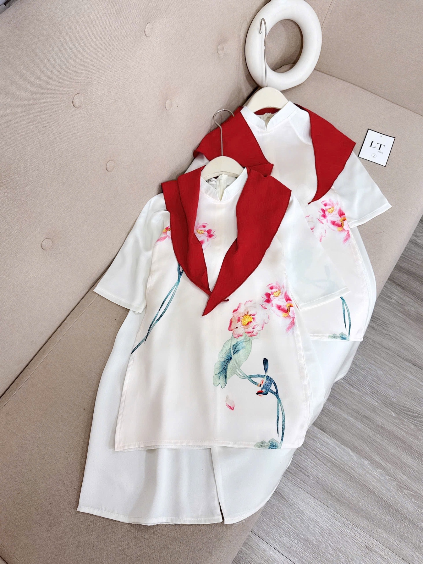 Áo dài lụa kèm cài huy hiệu và khăn bé gái